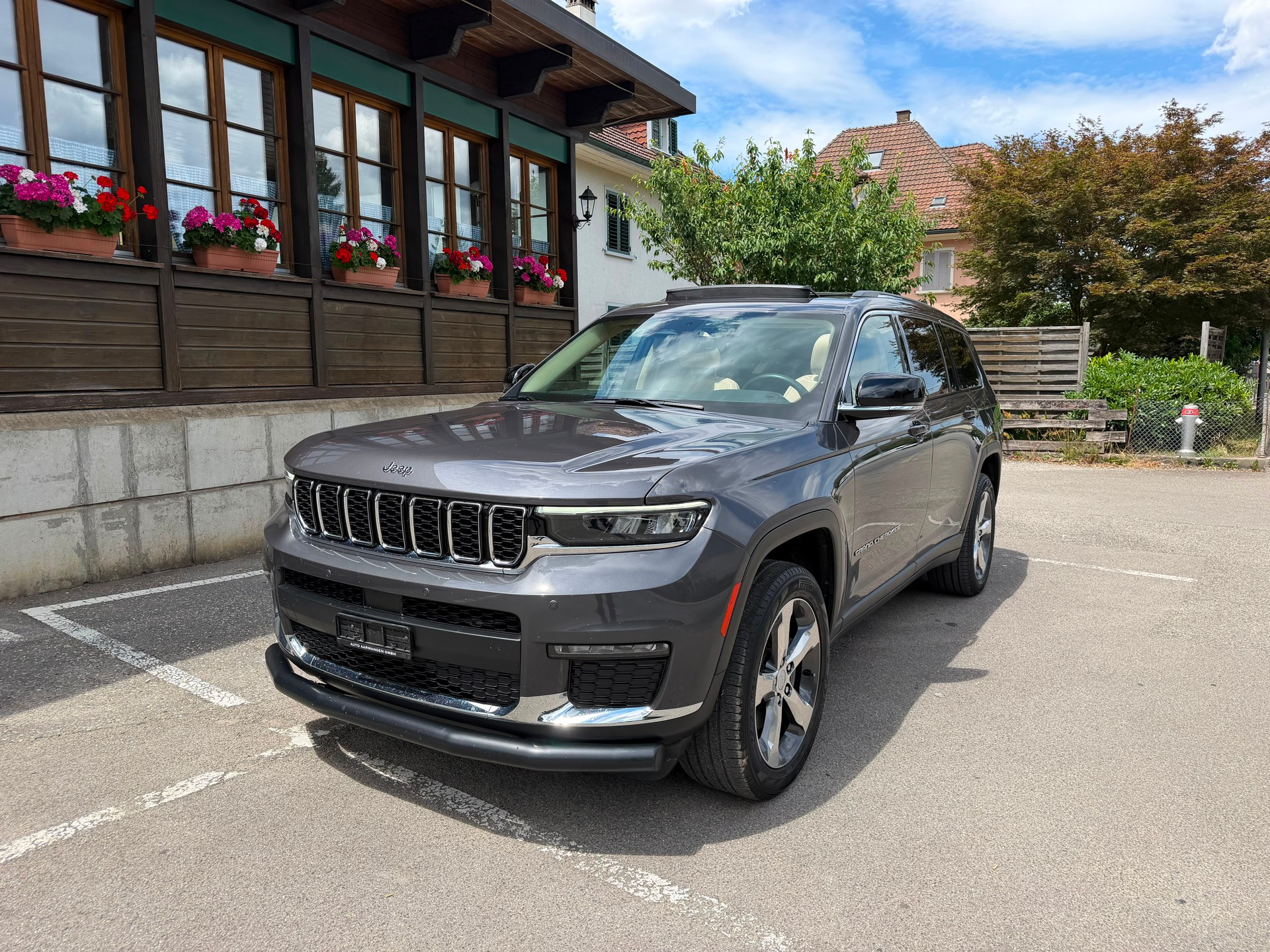 JEEP Limited L-showroom-element-1