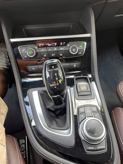 BMW 225i xDrive Active Tourer Steptronic Luxury Line-image-16