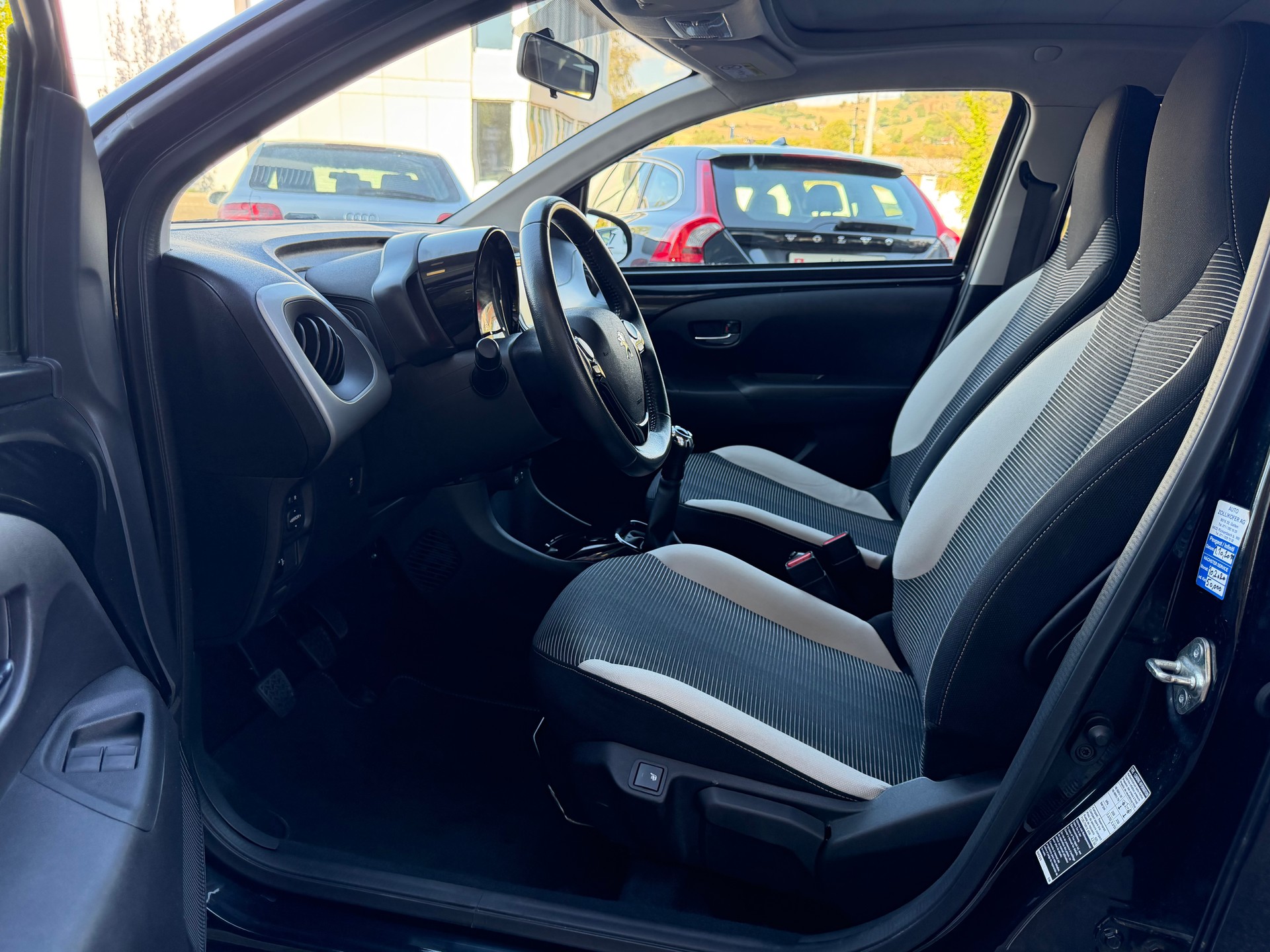 PEUGEOT 108 1.2 VTi Allure Top-image-11