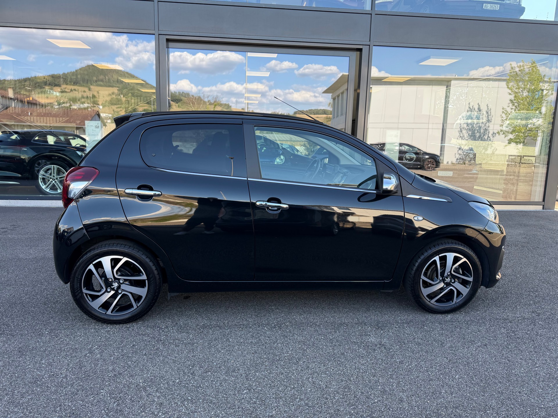 PEUGEOT 108 1.2 VTi Allure Top-showroom-element-2