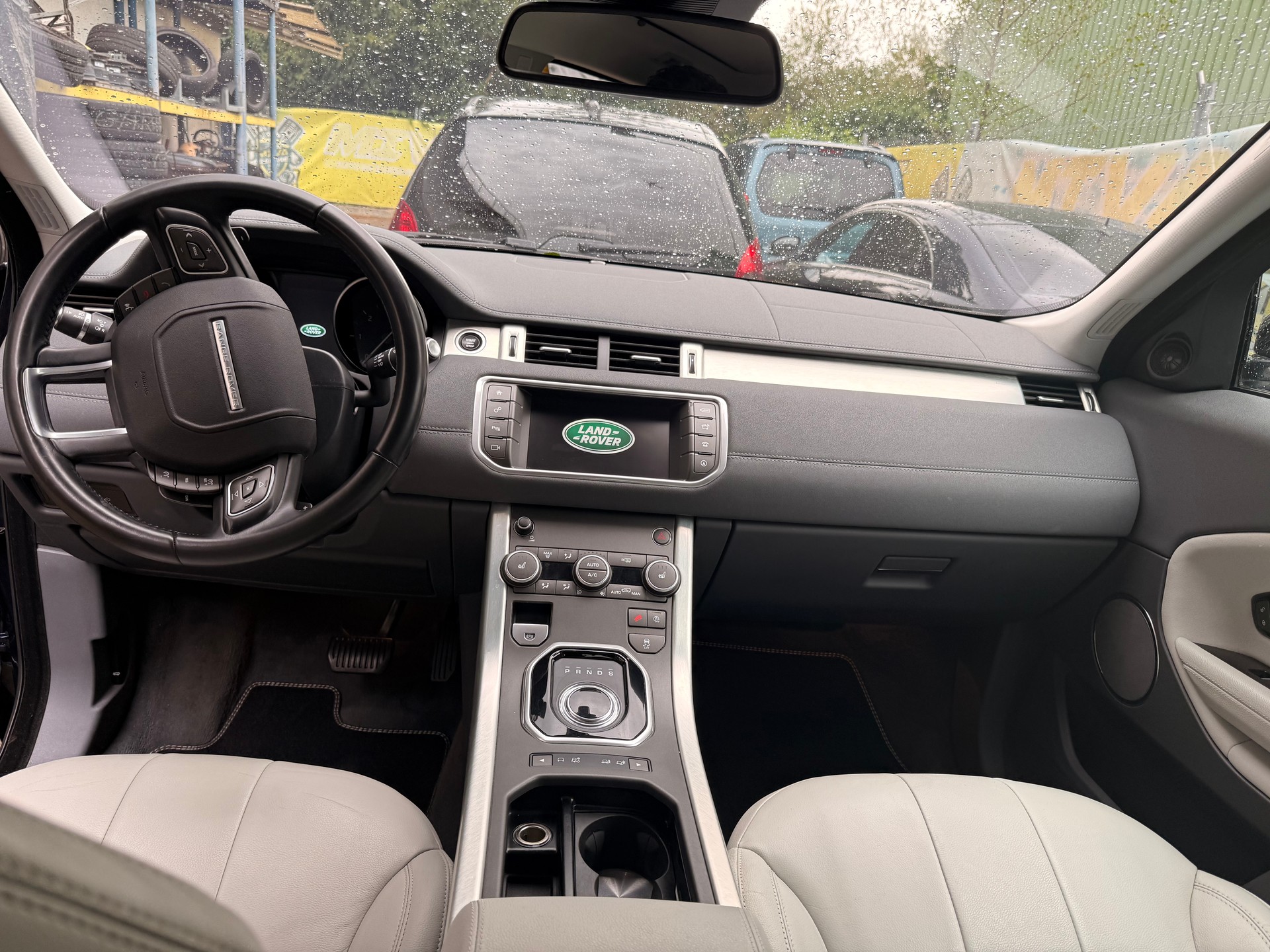 LAND ROVER Range Rover Evoque 2.0 TD4 SE Dynamic AT9-image-11
