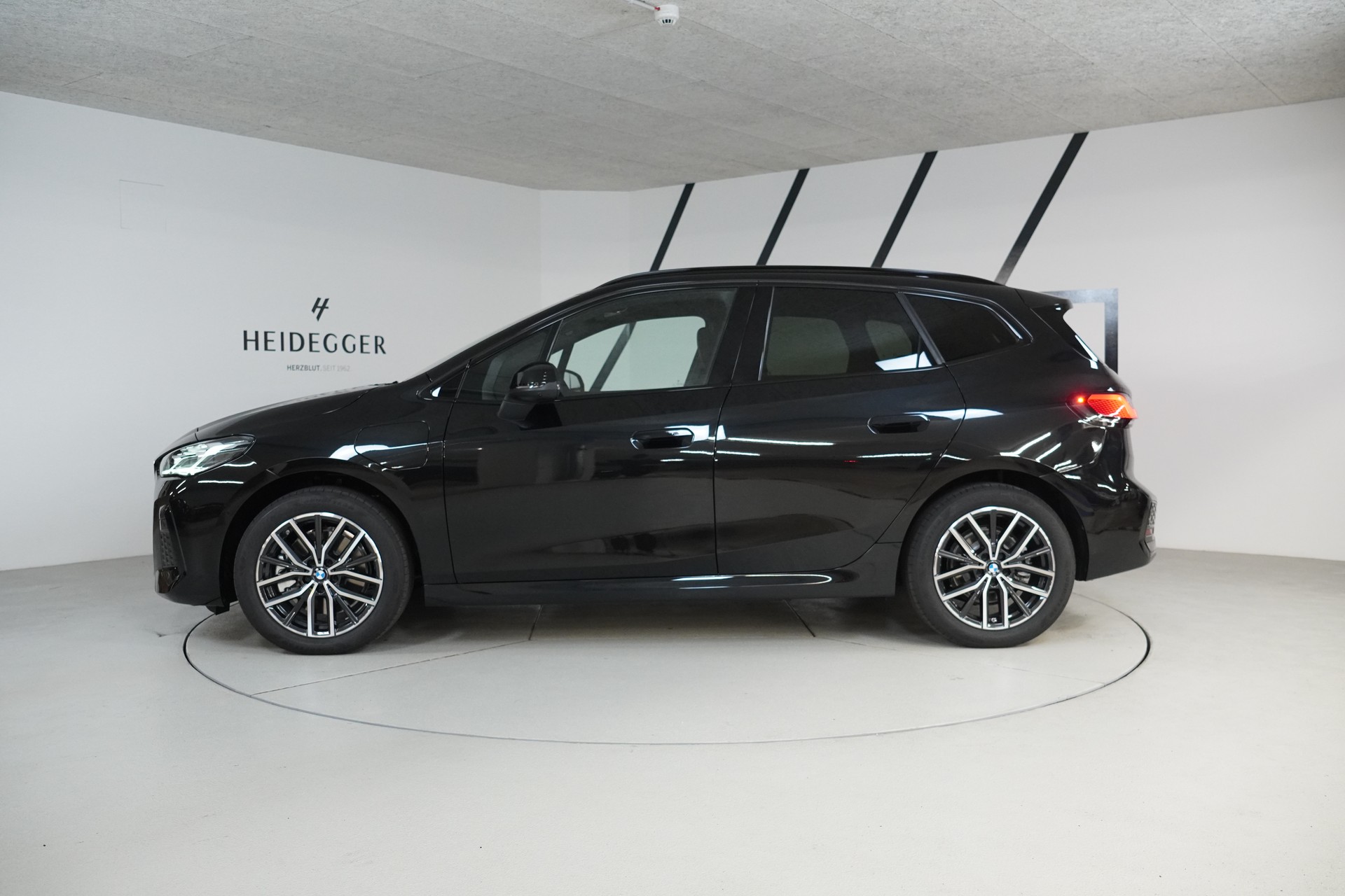 BMW 230e xDrive Active Tourer M Sport-showroom-element-3