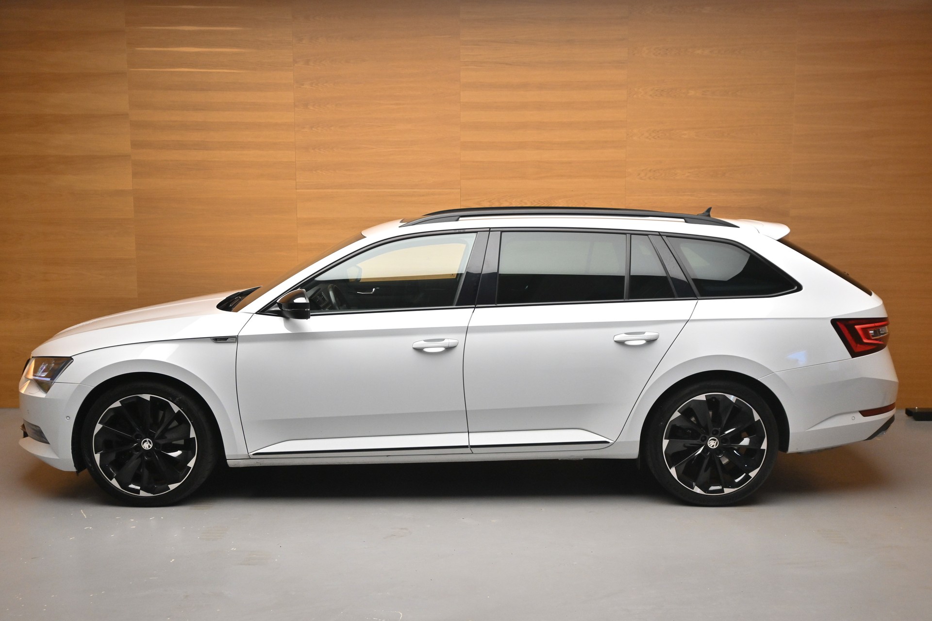 SKODA Superb Combi 2.0 TSI SportLine+ 4x4 DSG-showroom-element-3