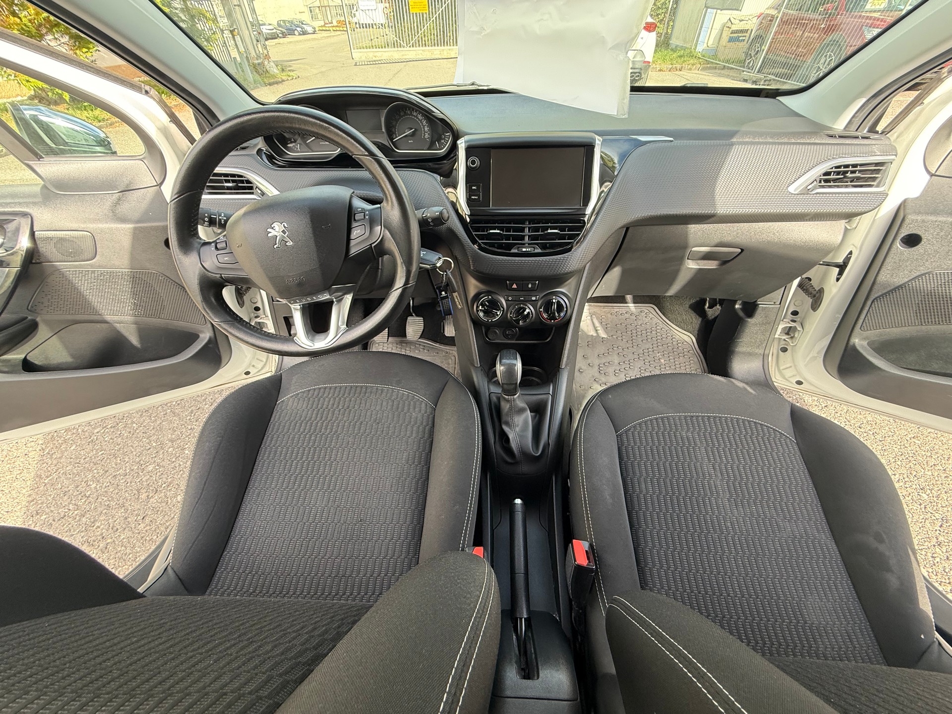 PEUGEOT 208 1.2 PureTech Style-image-23