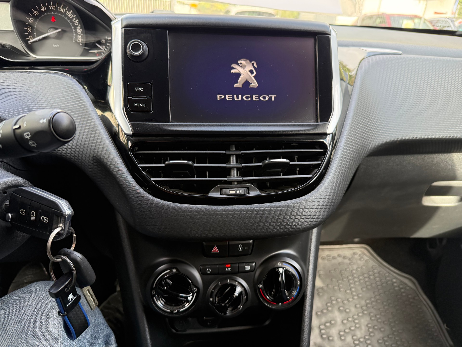 PEUGEOT 208 1.2 PureTech Style-image-25
