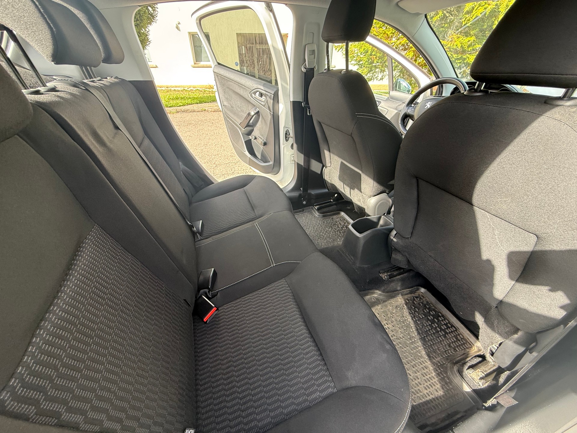 PEUGEOT 208 1.2 PureTech Style-image-12