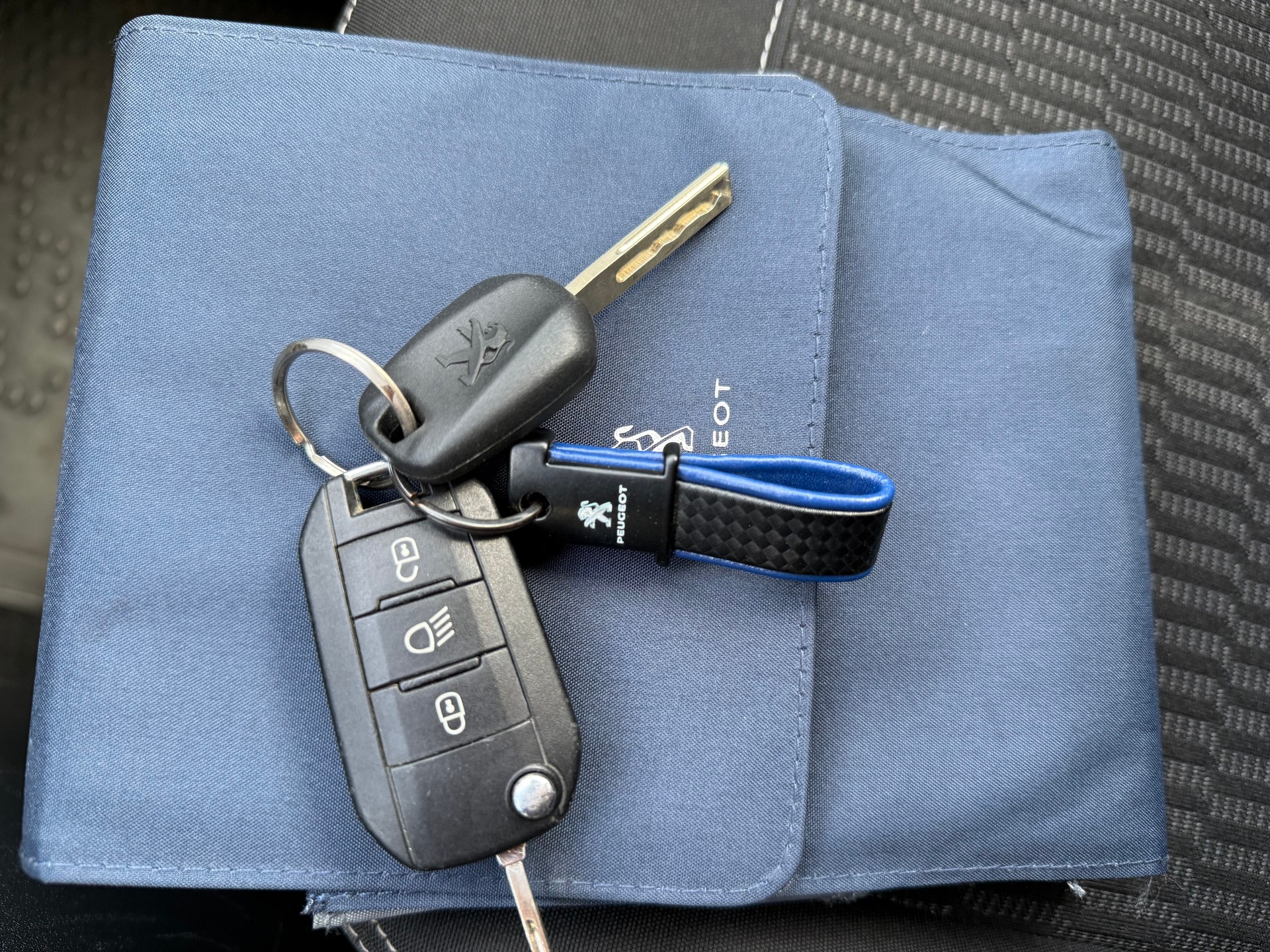 PEUGEOT 208 1.2 PureTech Style-image-30