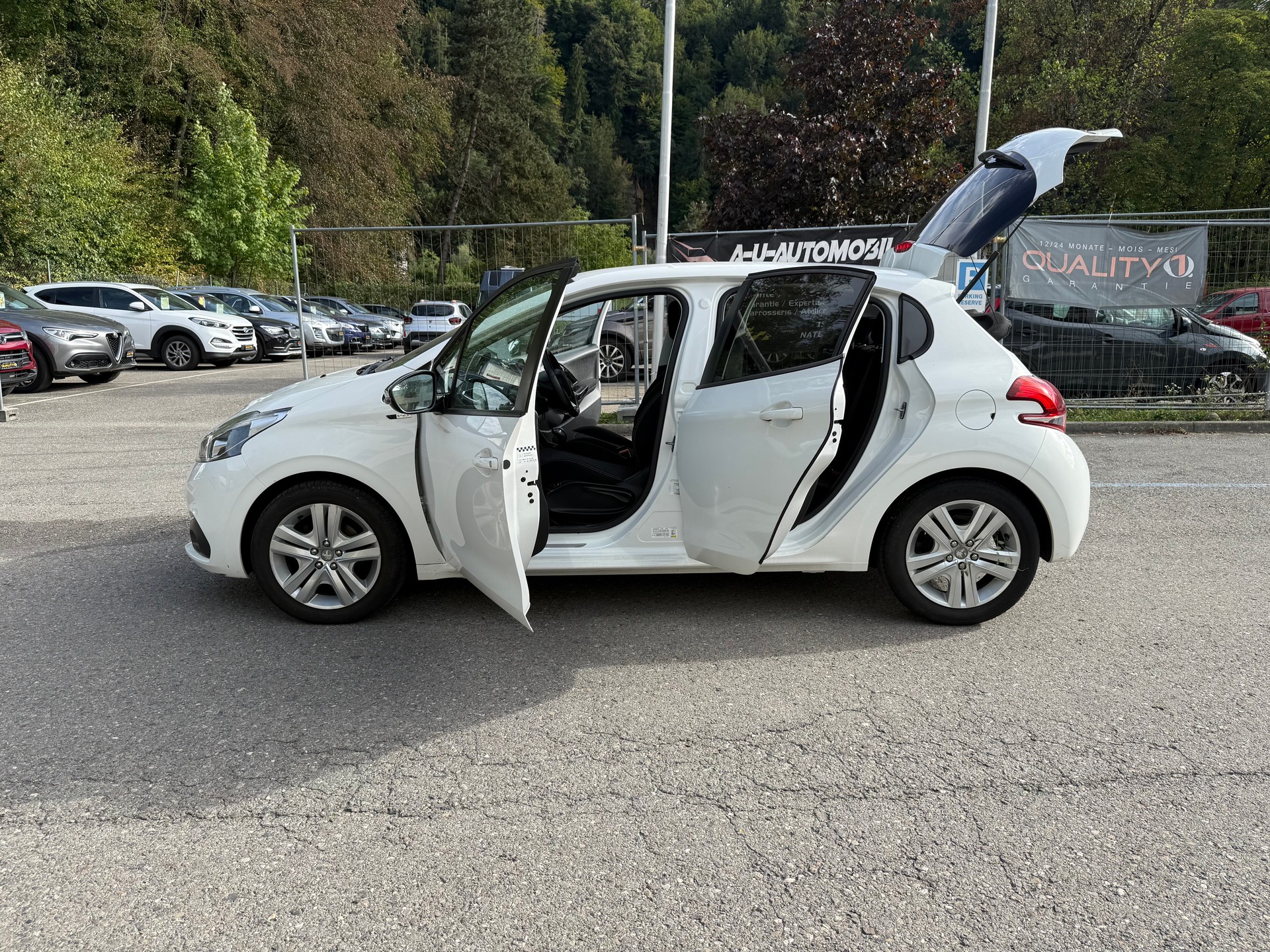 PEUGEOT 208 1.2 PureTech Style-image-16