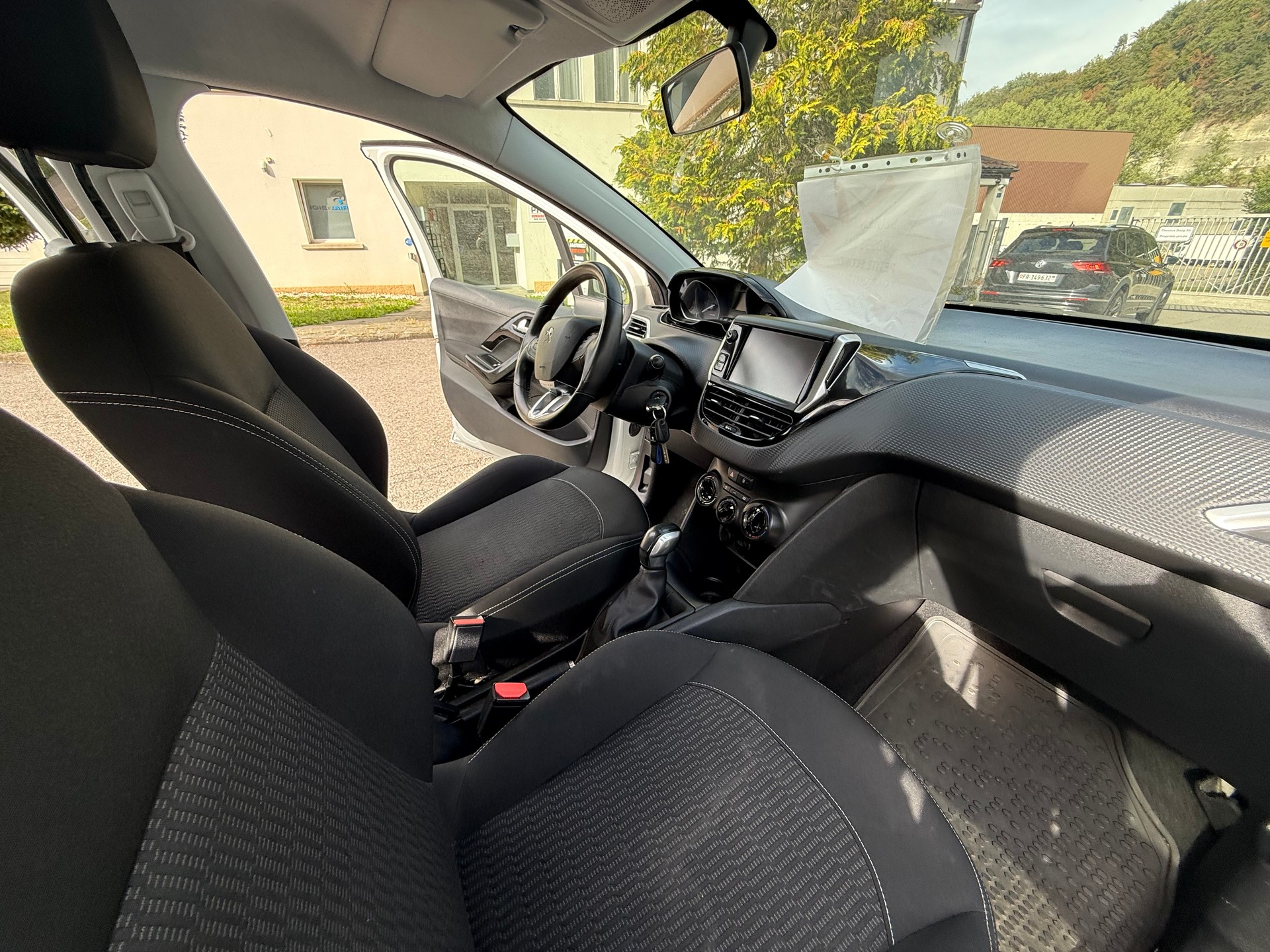 PEUGEOT 208 1.2 PureTech Style-image-13