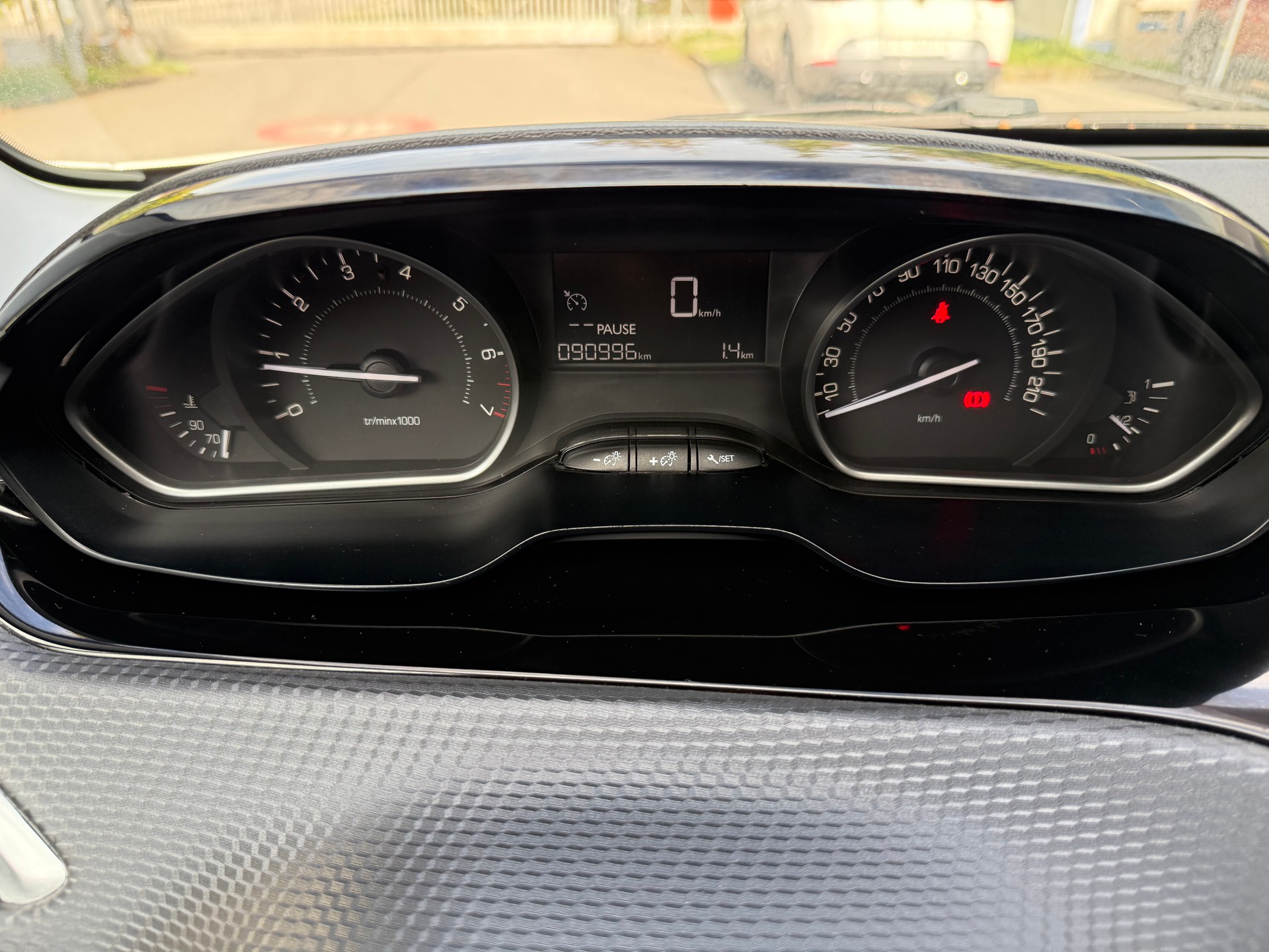 PEUGEOT 208 1.2 PureTech Style-image-27
