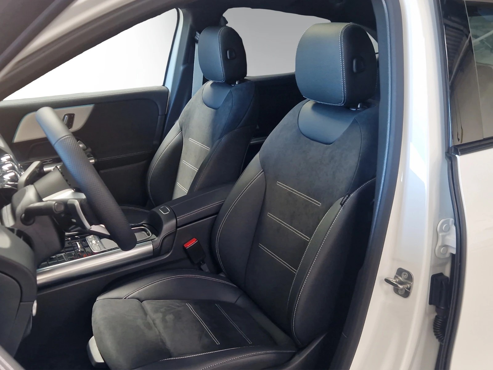 MERCEDES-BENZ GLA 200 Night Star 7G-DCT-image-13