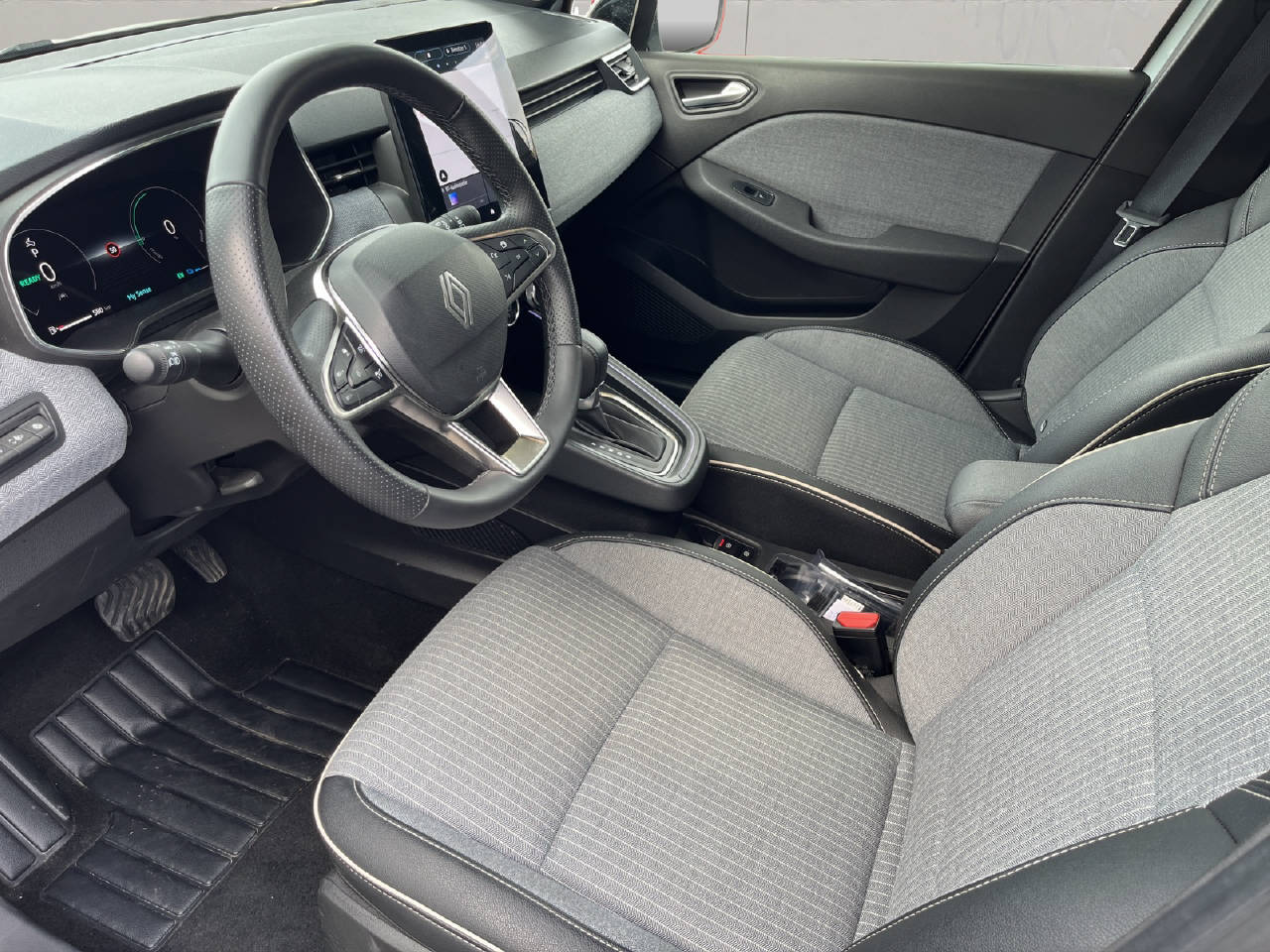 RENAULT Clio 1.6 E-Tech techno-showroom-element-3