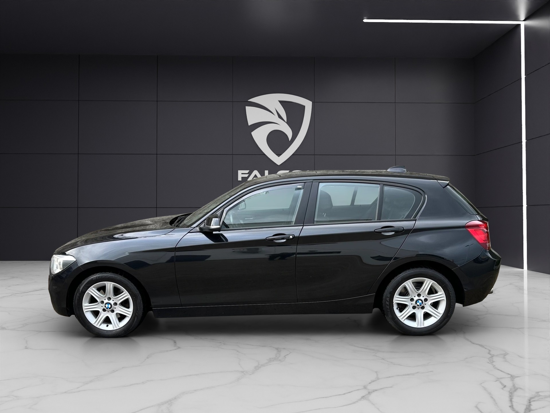 BMW 120d Urban Line Steptronic-showroom-element-2