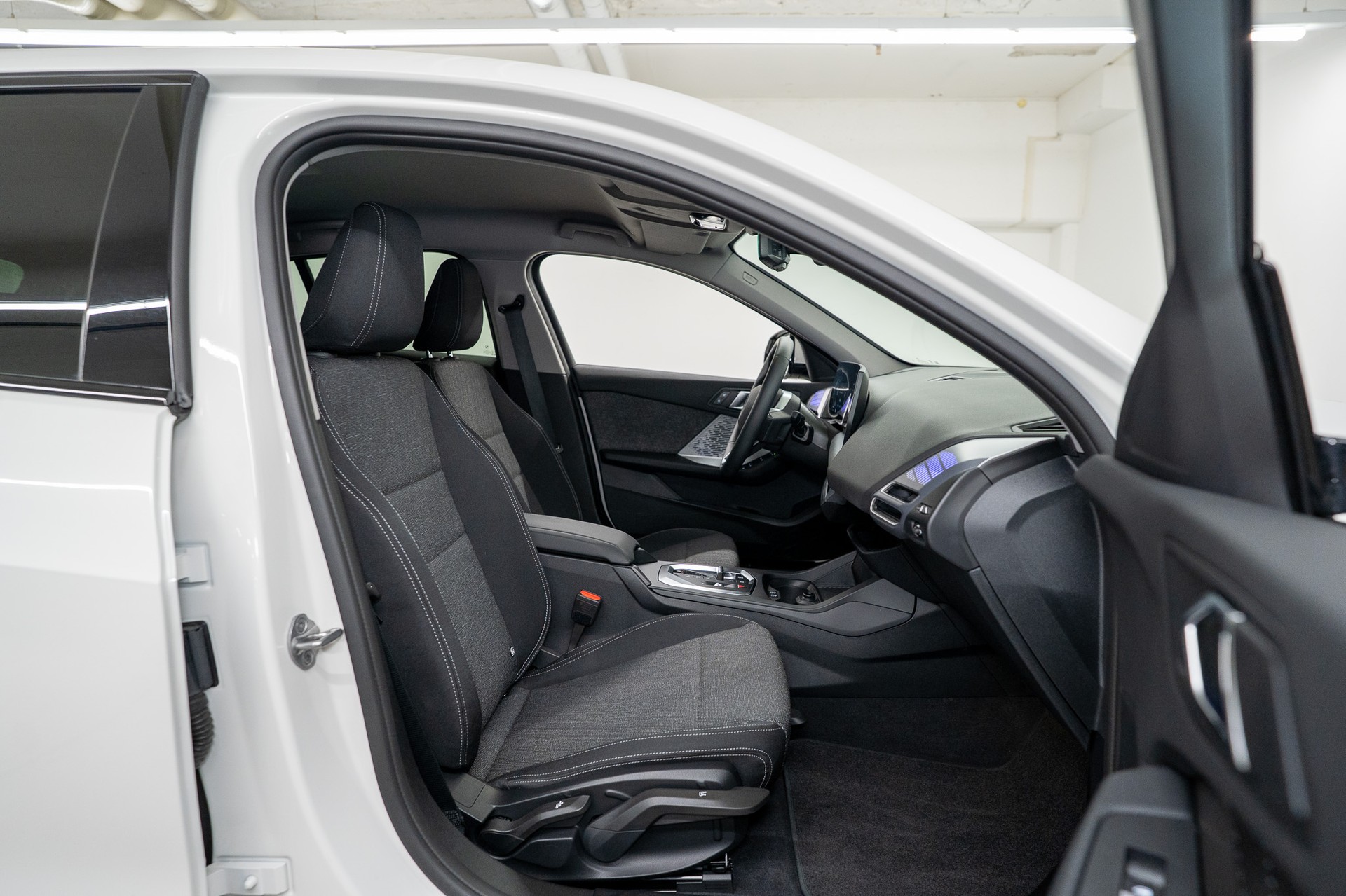 BMW 118d M Sport *Neues Modell* Rückfahrkamera / Driving Assistant / Ambientebeleuchtung-image-12