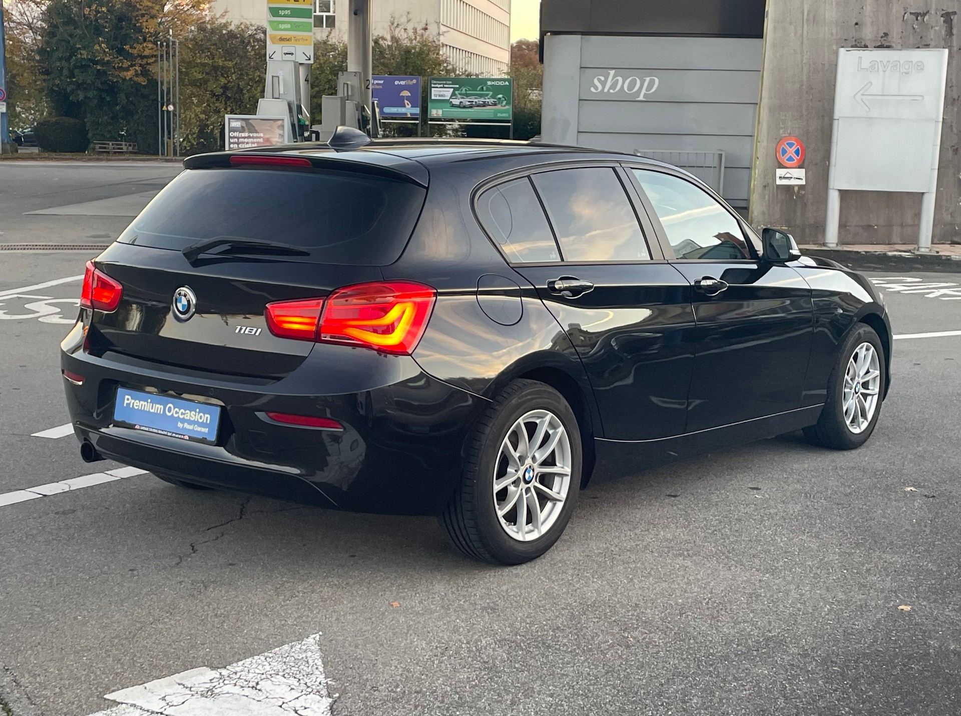 BMW 118i Steptronic-showroom-element-3