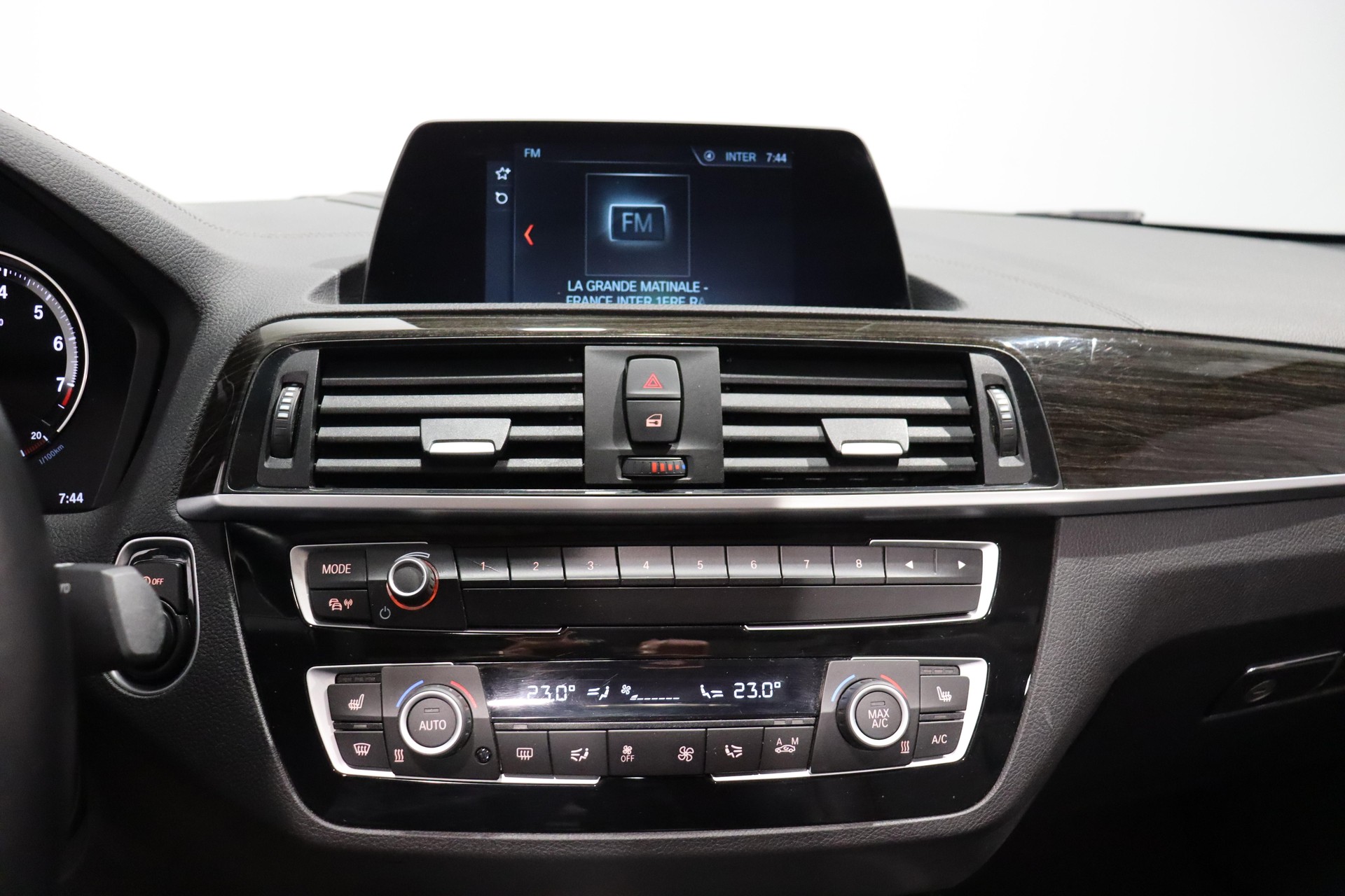 BMW 230i SAG Cabrio-image-15