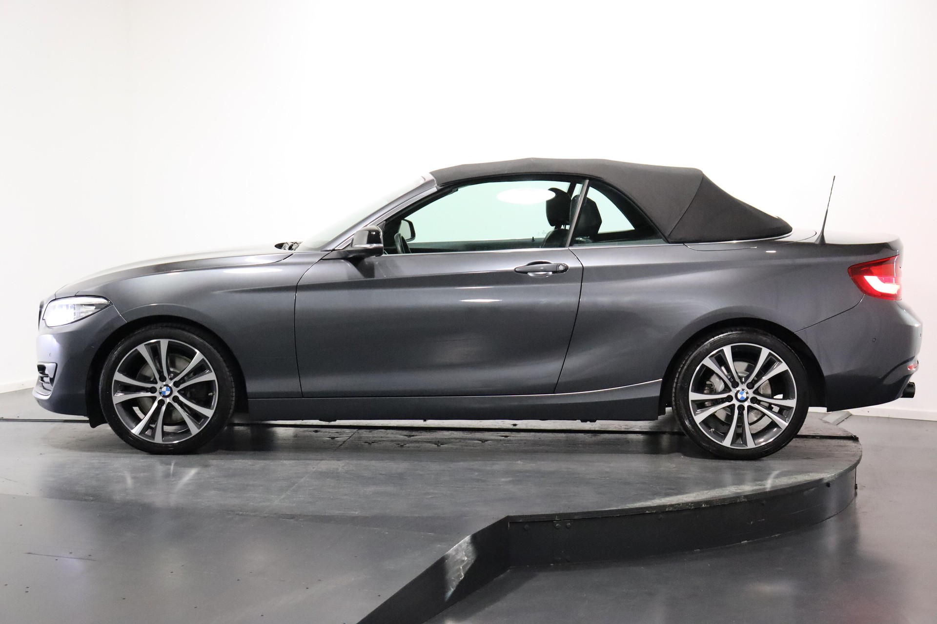 BMW 230i SAG Cabrio-showroom-element-2