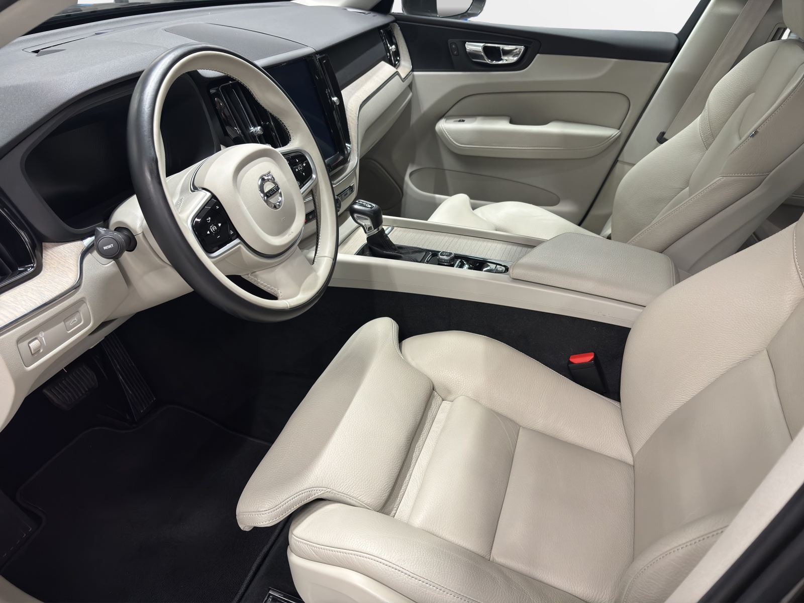 VOLVO XC60 2.0 D5 Inscription AWD-showroom-element-3