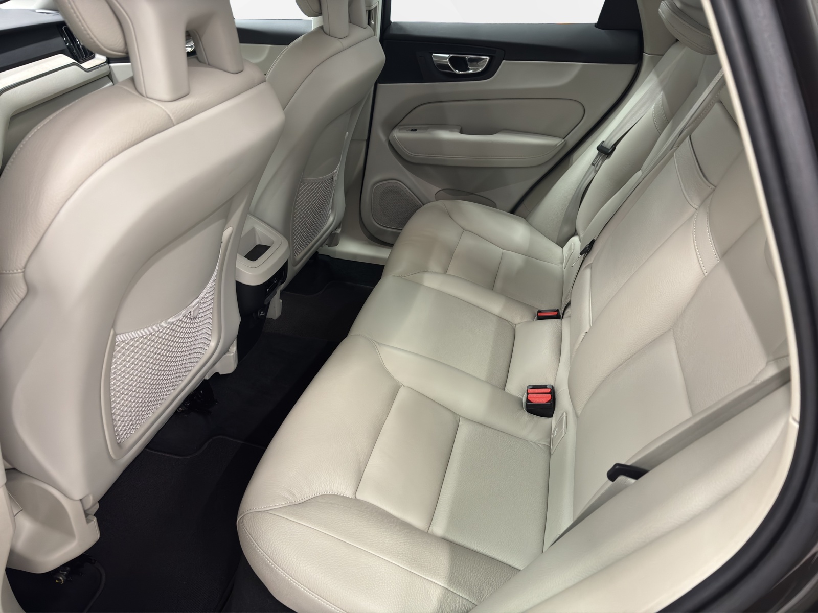 VOLVO XC60 2.0 D5 Inscription AWD-image-4