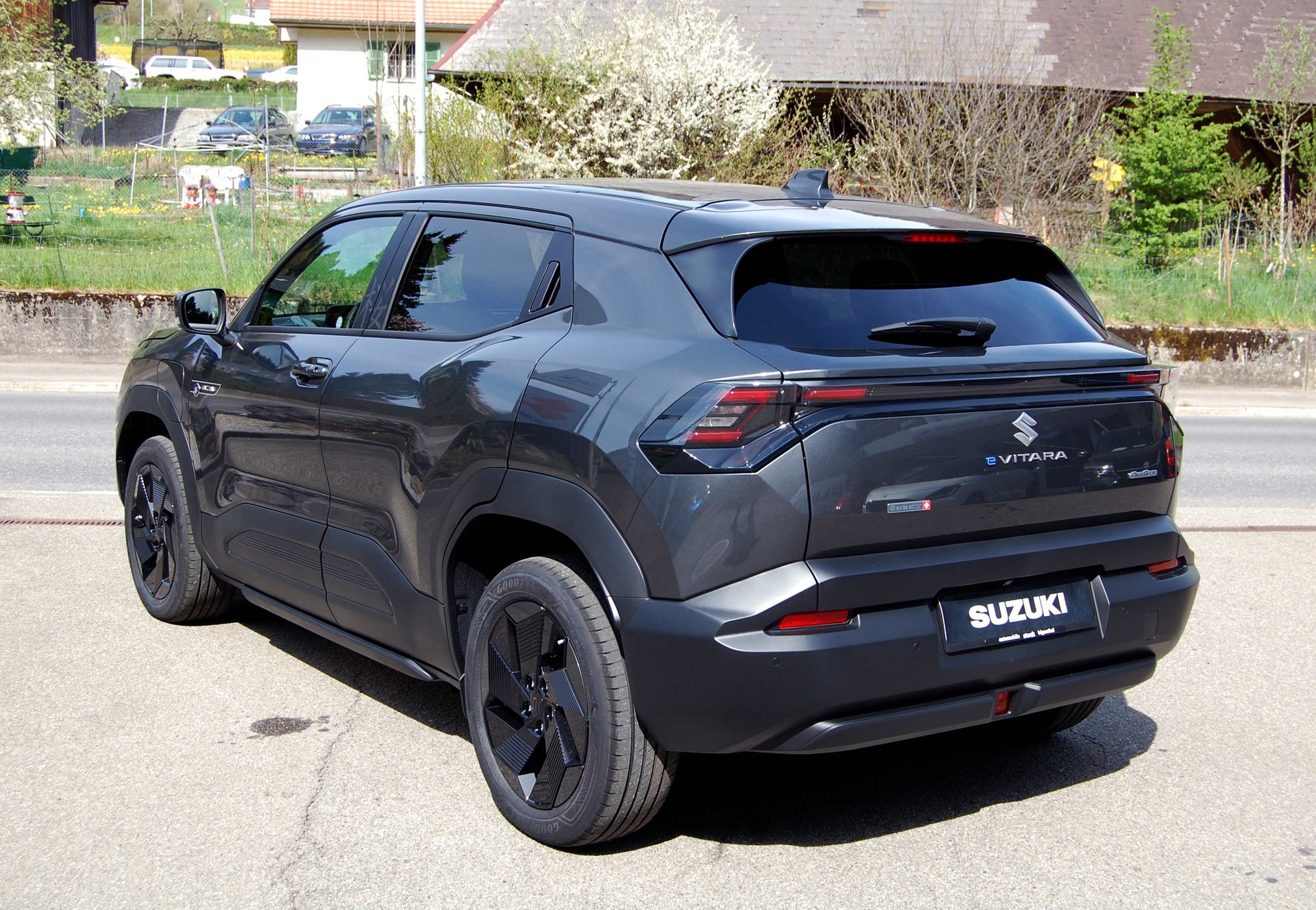 SUZUKI e-Vitara 61kWh Sakura 4x4-image-4