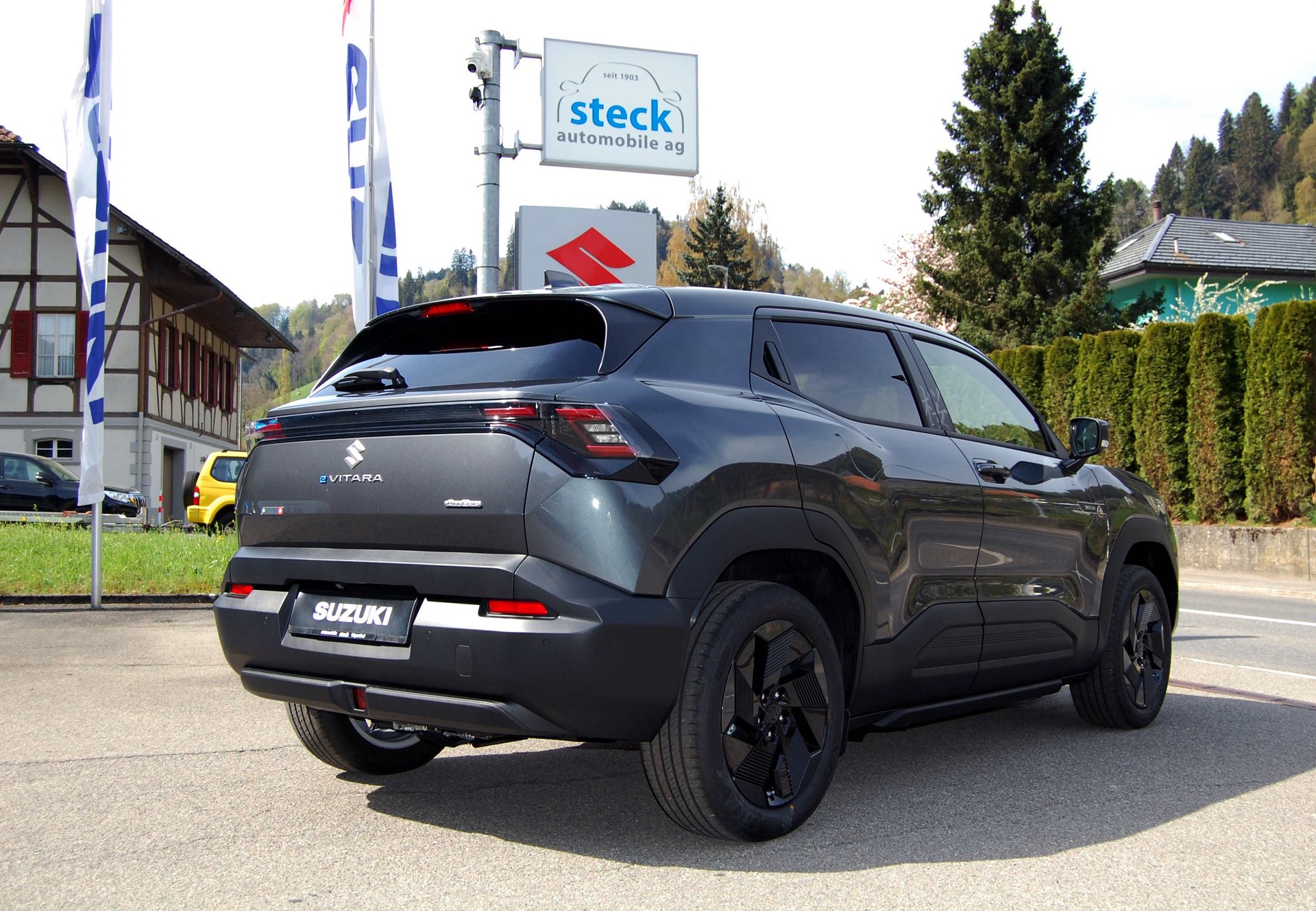 SUZUKI e-Vitara 61kWh Sakura 4x4-showroom-element-3