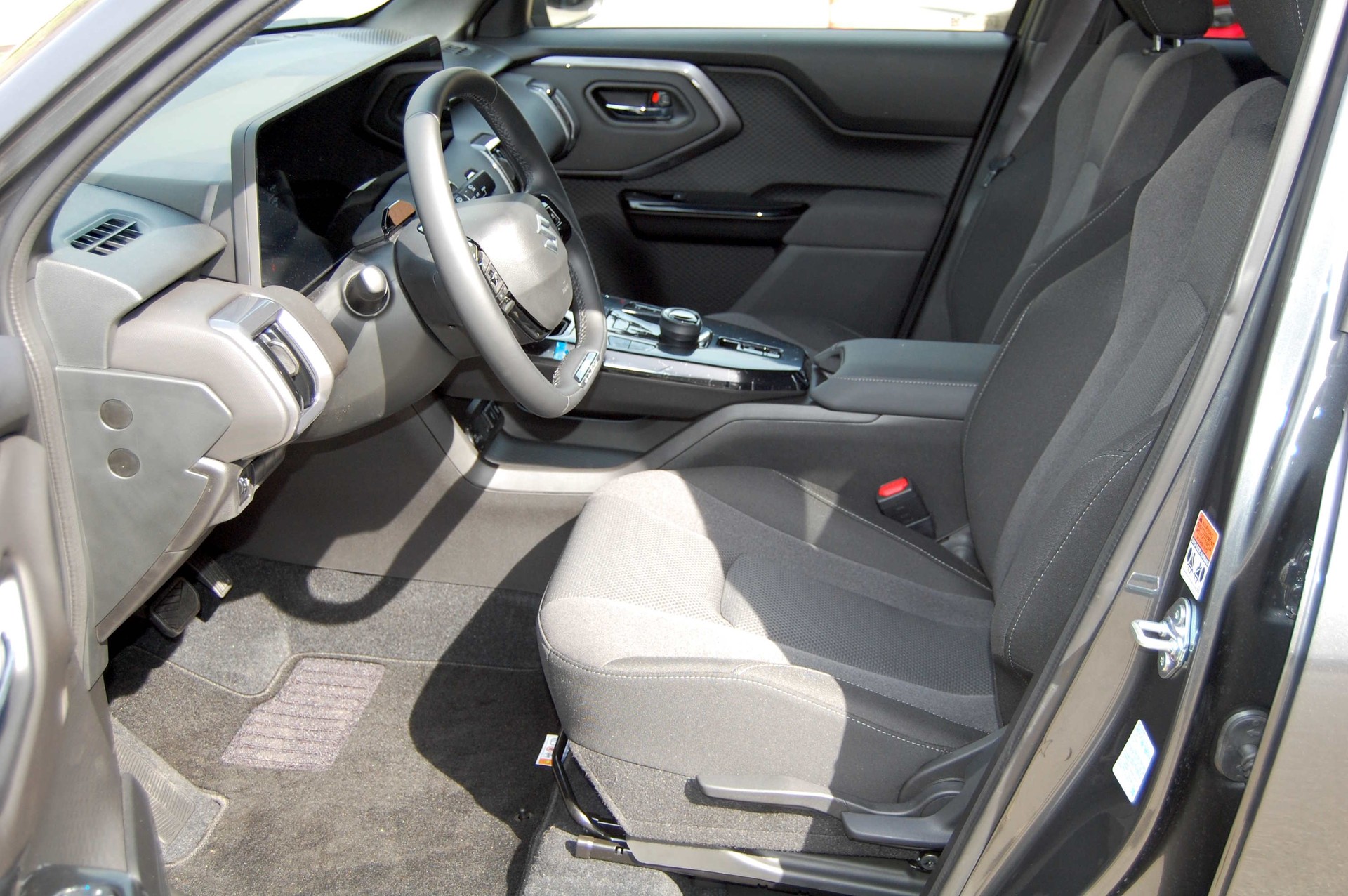 SUZUKI e-Vitara 61kWh Sakura 4x4-image-12