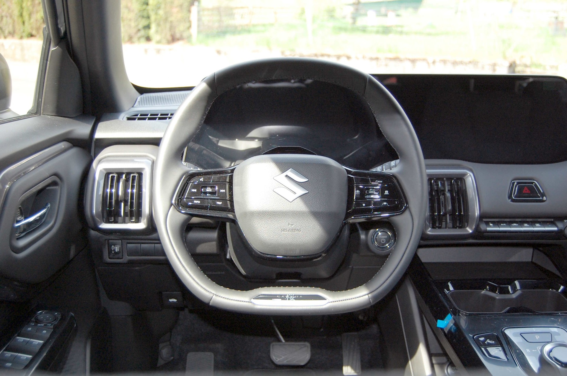 SUZUKI e-Vitara 61kWh Sakura 4x4-image-9