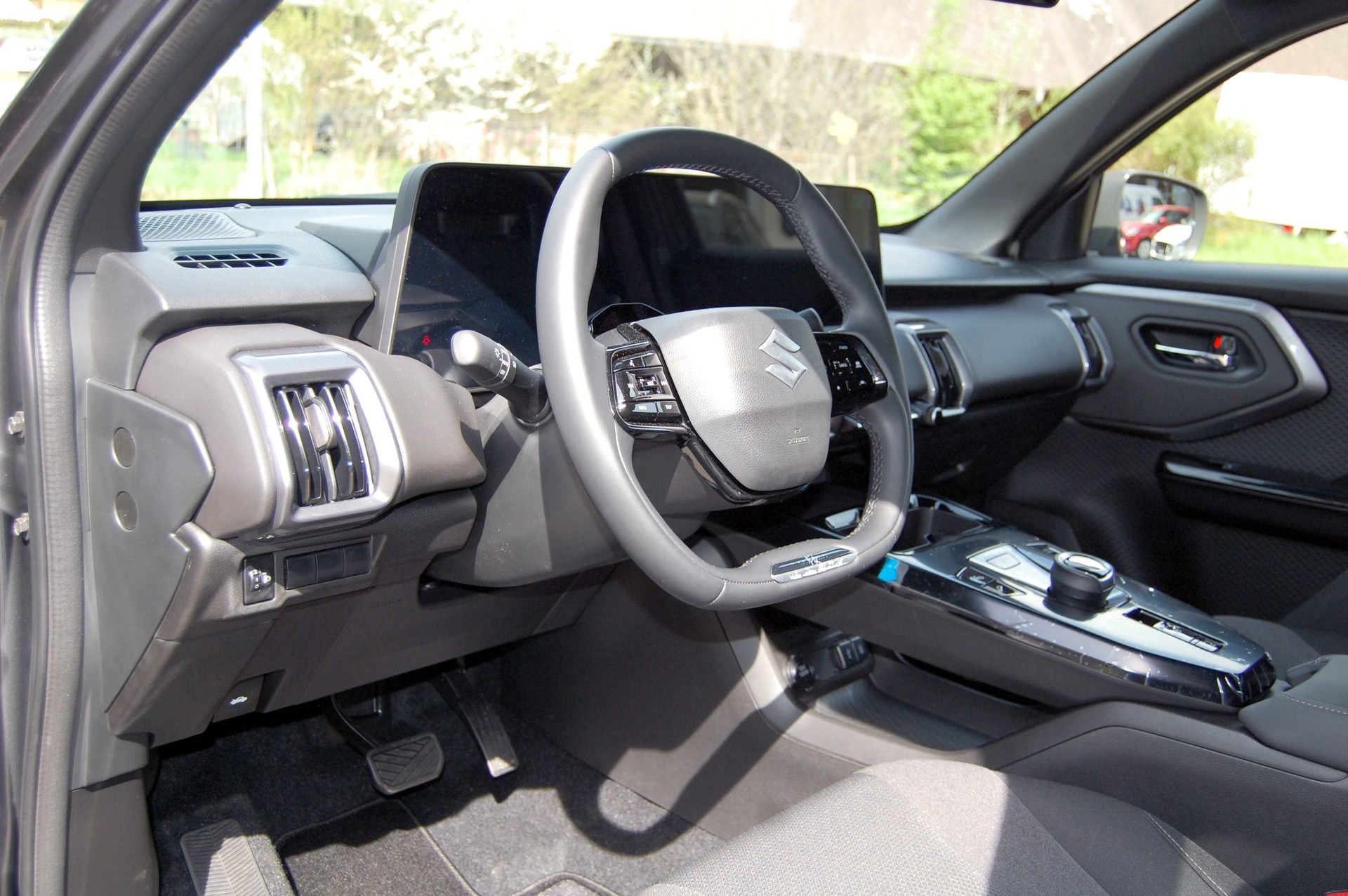 SUZUKI e-Vitara 61kWh Sakura 4x4-image-10