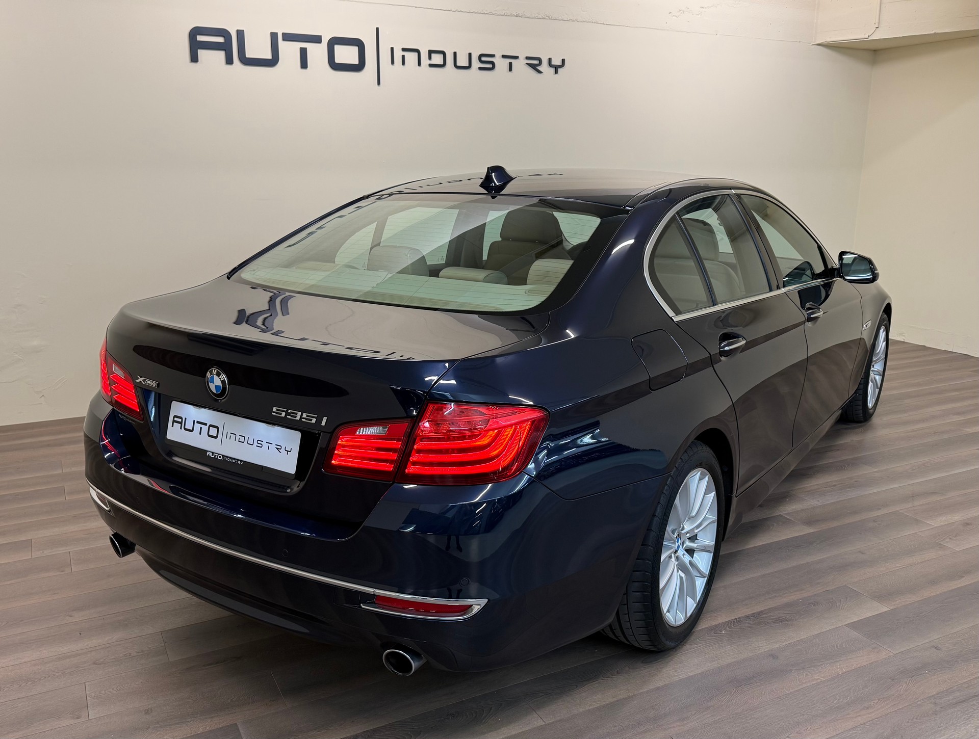BMW 535i xDrive Luxury Line Steptronic-showroom-element-3