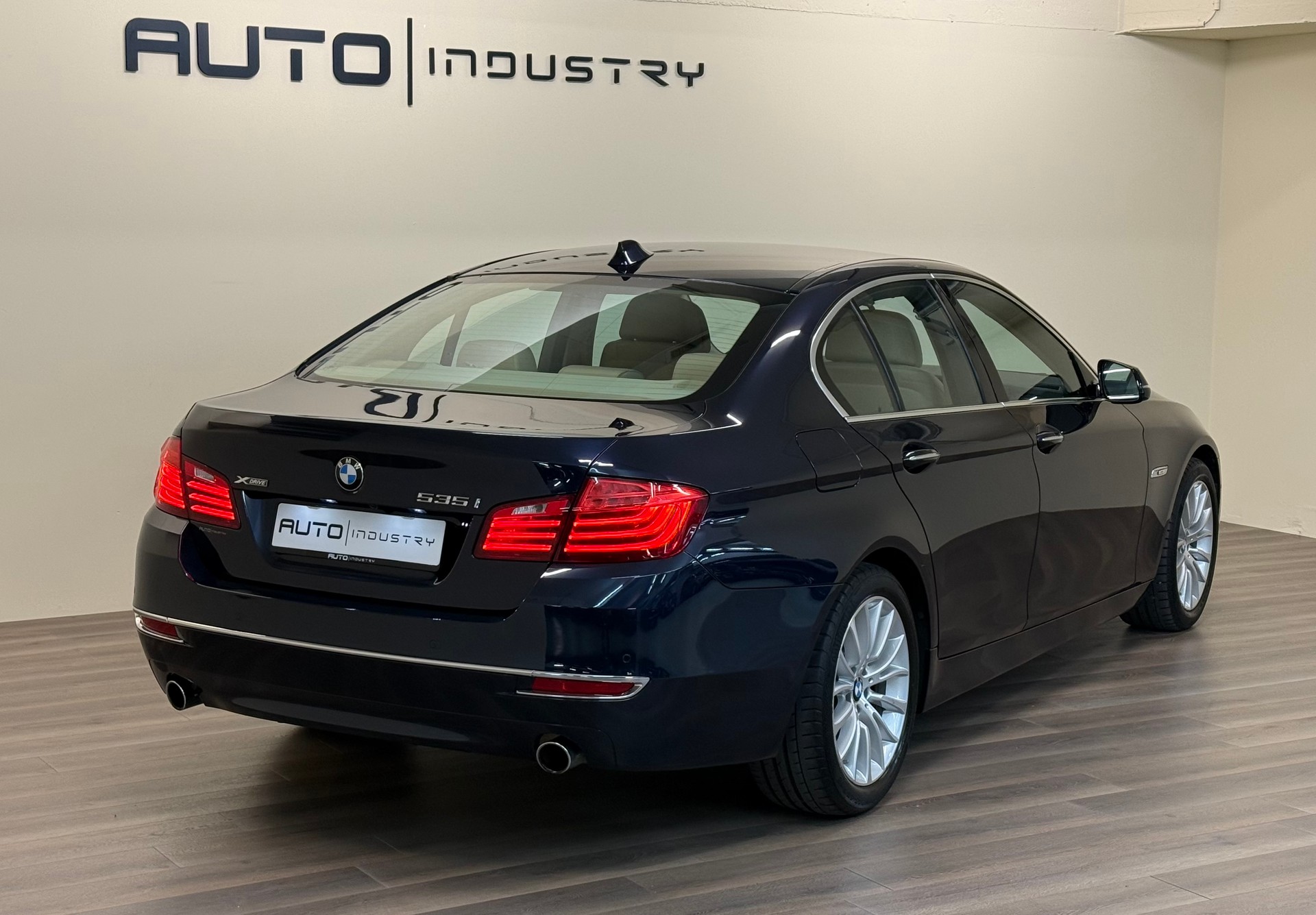 BMW 535i xDrive Luxury Line Steptronic-showroom-element-2