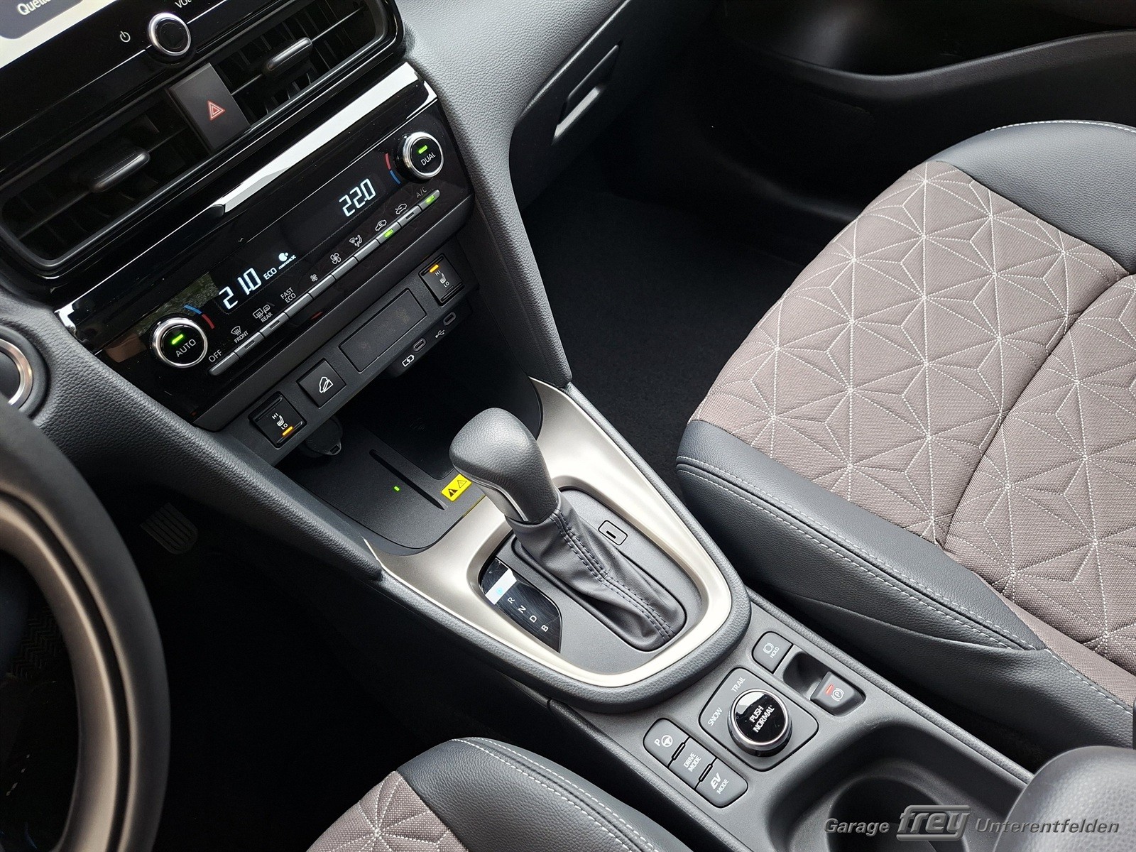 TOYOTA Yaris Cross 1.5 Premium AWDi e-CVT-image-10