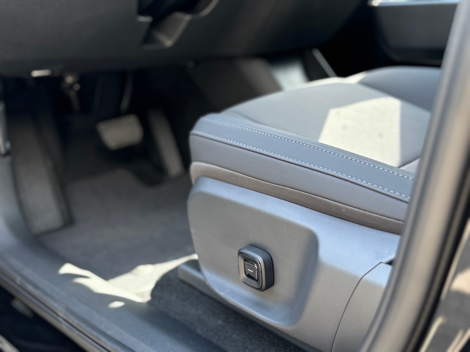 VOLVO EX30 E60 Plus Swiss Black Edition-showroom-element-3