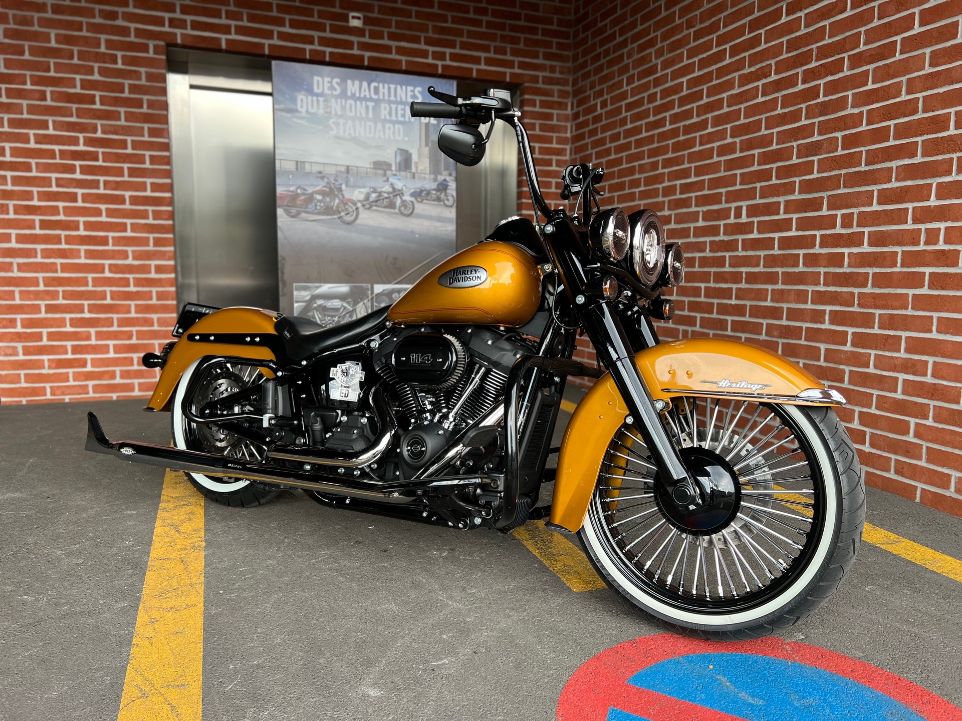 HARLEY-DAVIDSON FLHCS Heritage Classic 114 Black Finish-image-3
