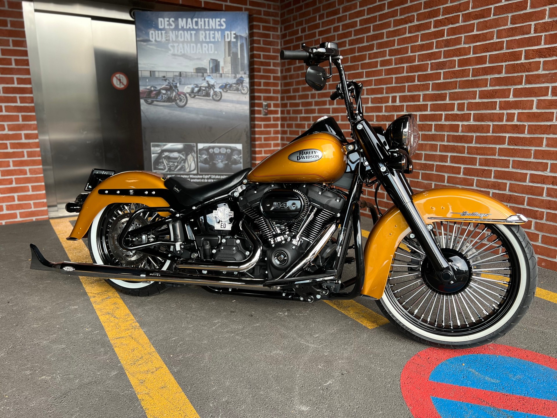 HARLEY-DAVIDSON FLHCS Heritage Classic 114 Black Finish-image-6