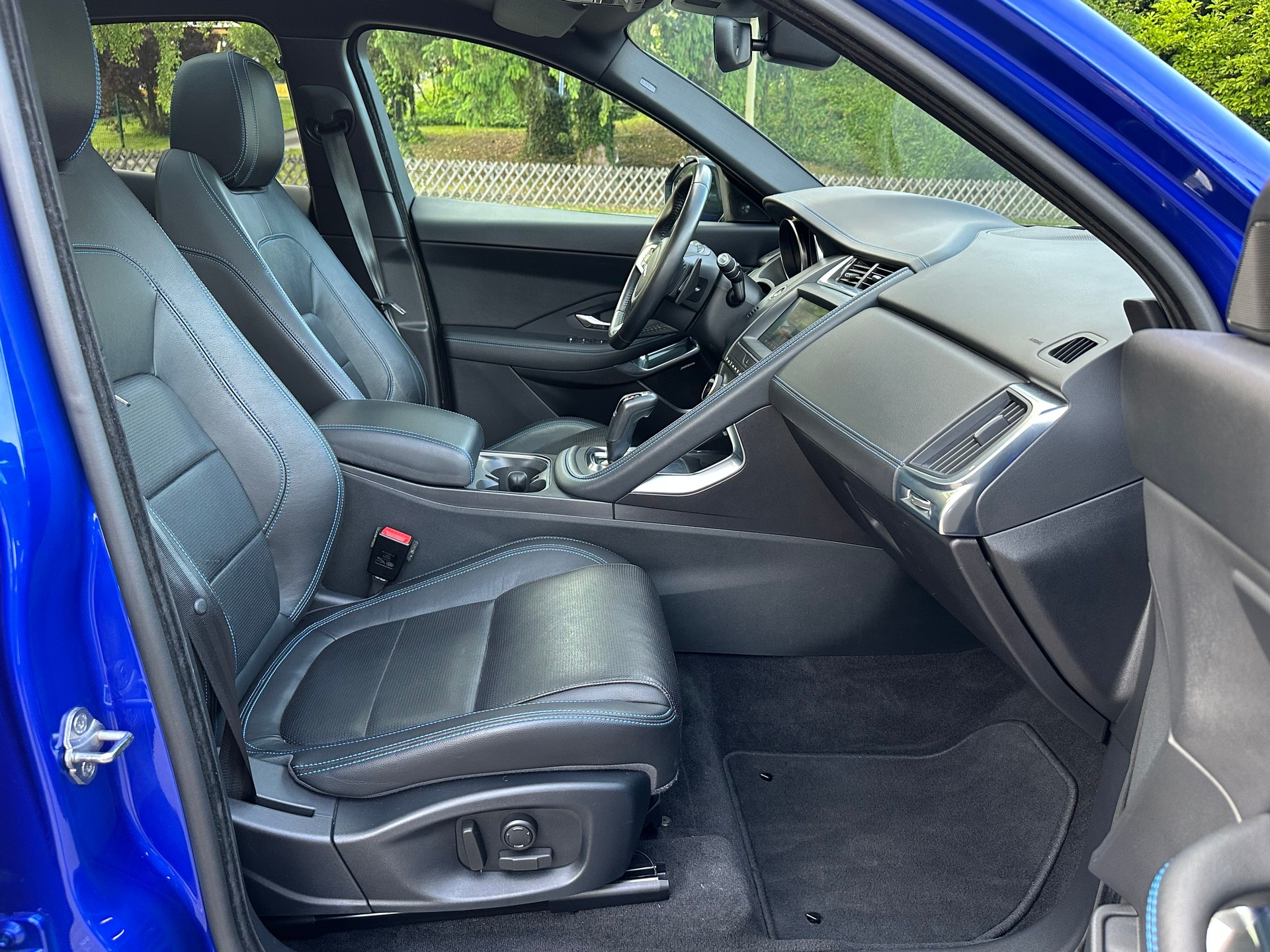 JAGUAR E-Pace 2.0d D180 R-Dynamic SE AWD Automatik-image-11