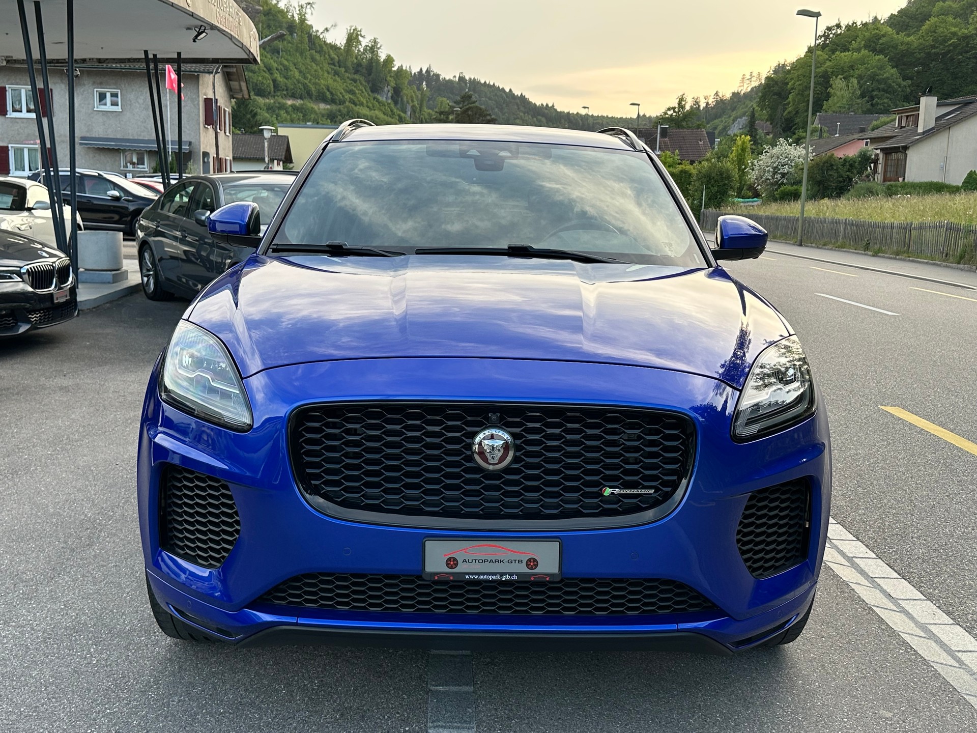 JAGUAR E-Pace 2.0d D180 R-Dynamic SE AWD Automatik-showroom-element-2