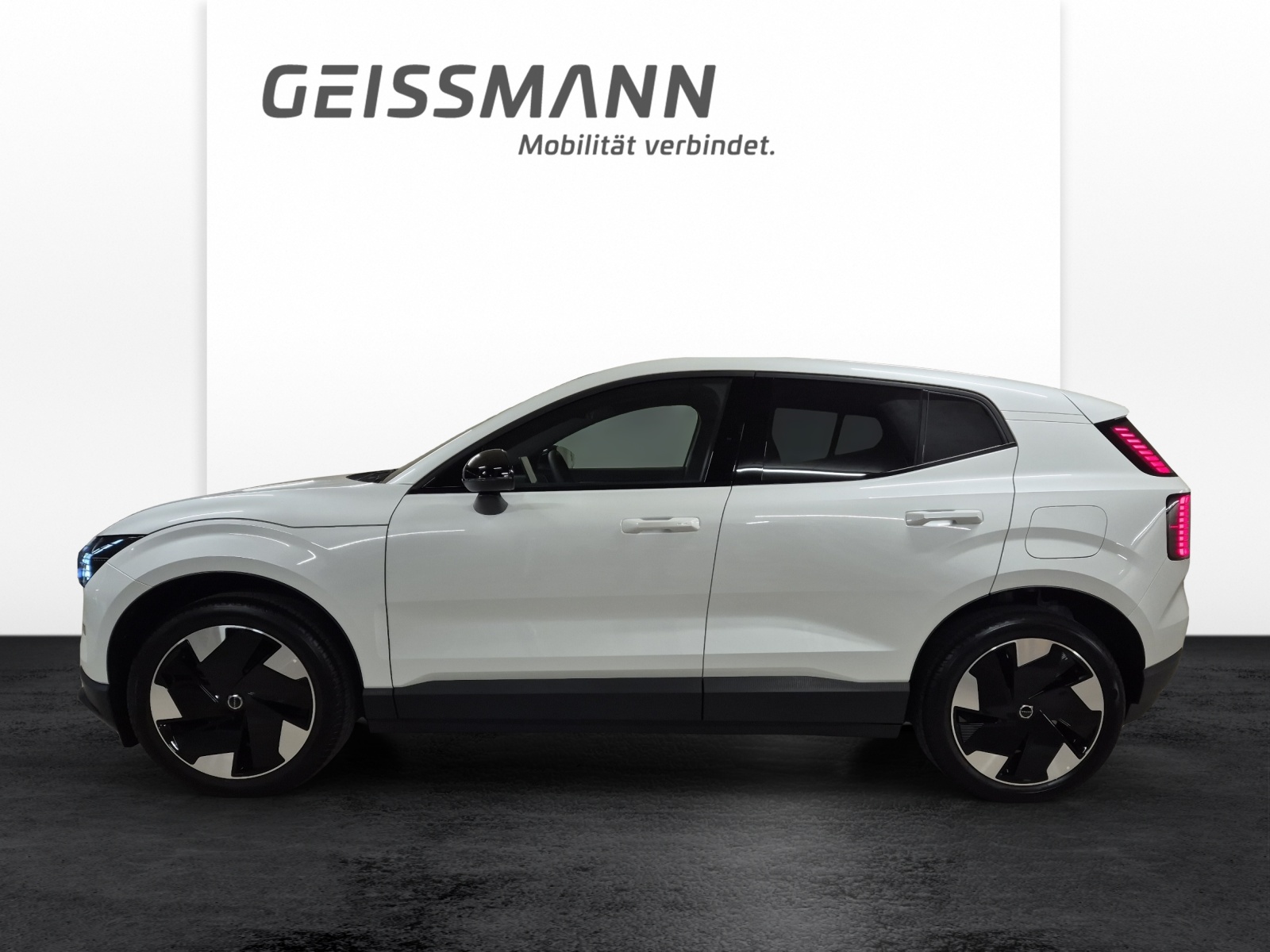 VOLVO EX30 E60 Plus-showroom-element-2
