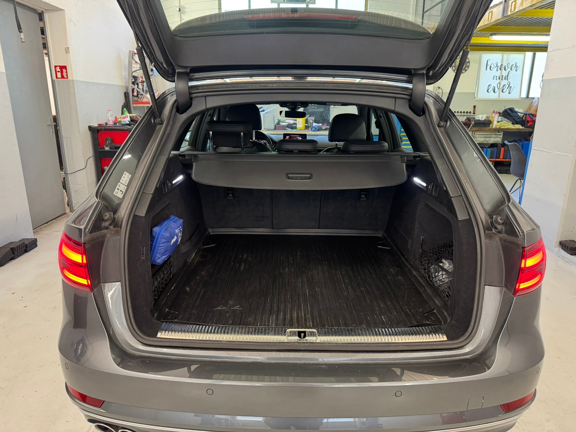 AUDI A4 Avant 2.0 TDI Design quattro S-tronic-image-18