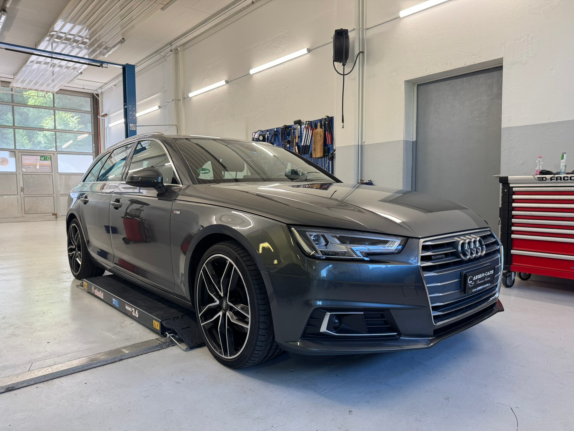 AUDI A4 Avant 2.0 TDI Design quattro S-tronic-showroom-element-2
