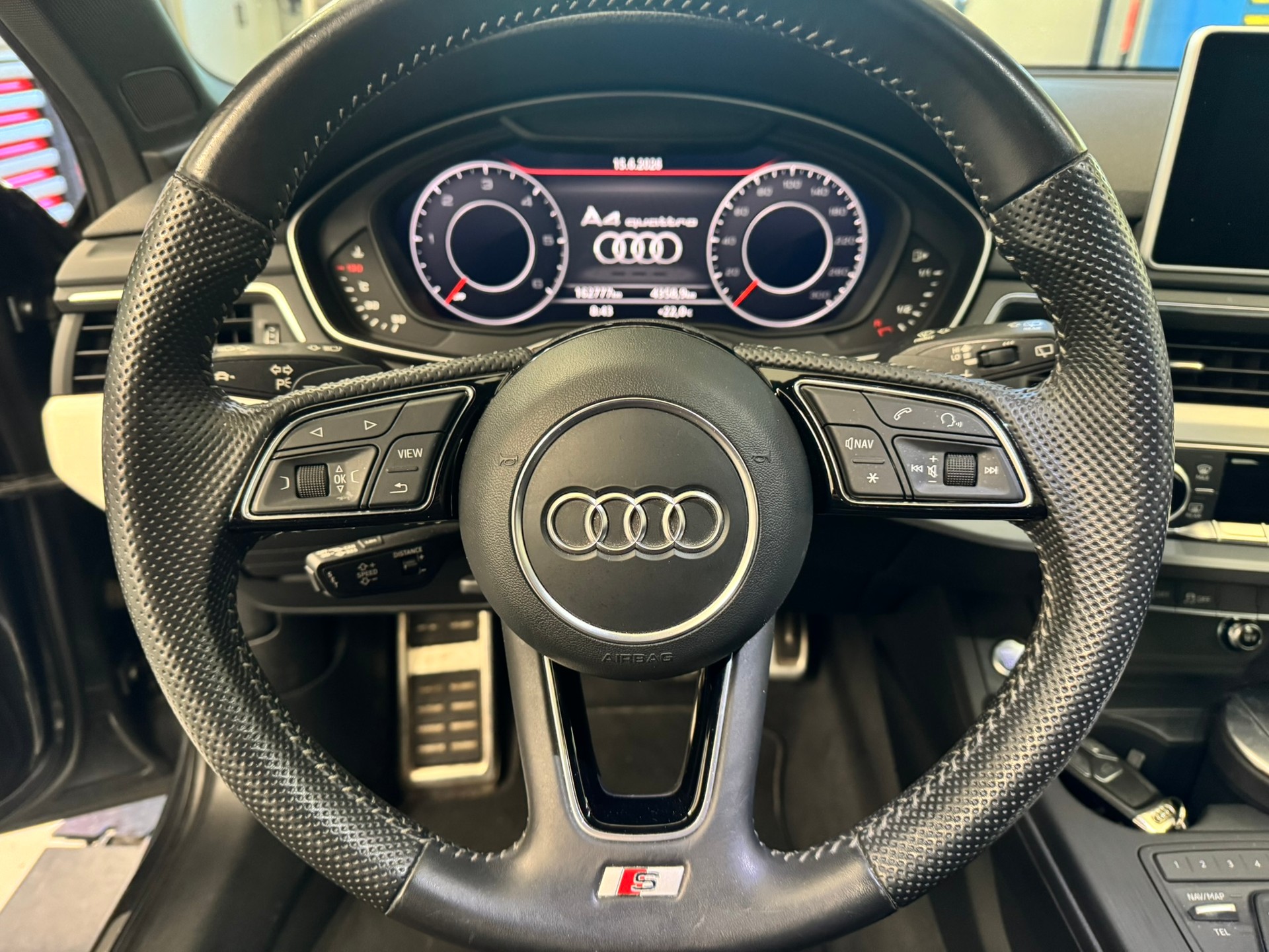 AUDI A4 Avant 2.0 TDI Design quattro S-tronic-image-12