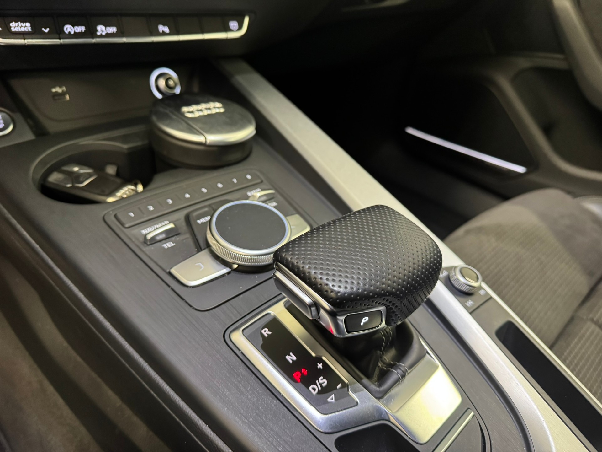 AUDI A4 Avant 2.0 TDI Design quattro S-tronic-image-14