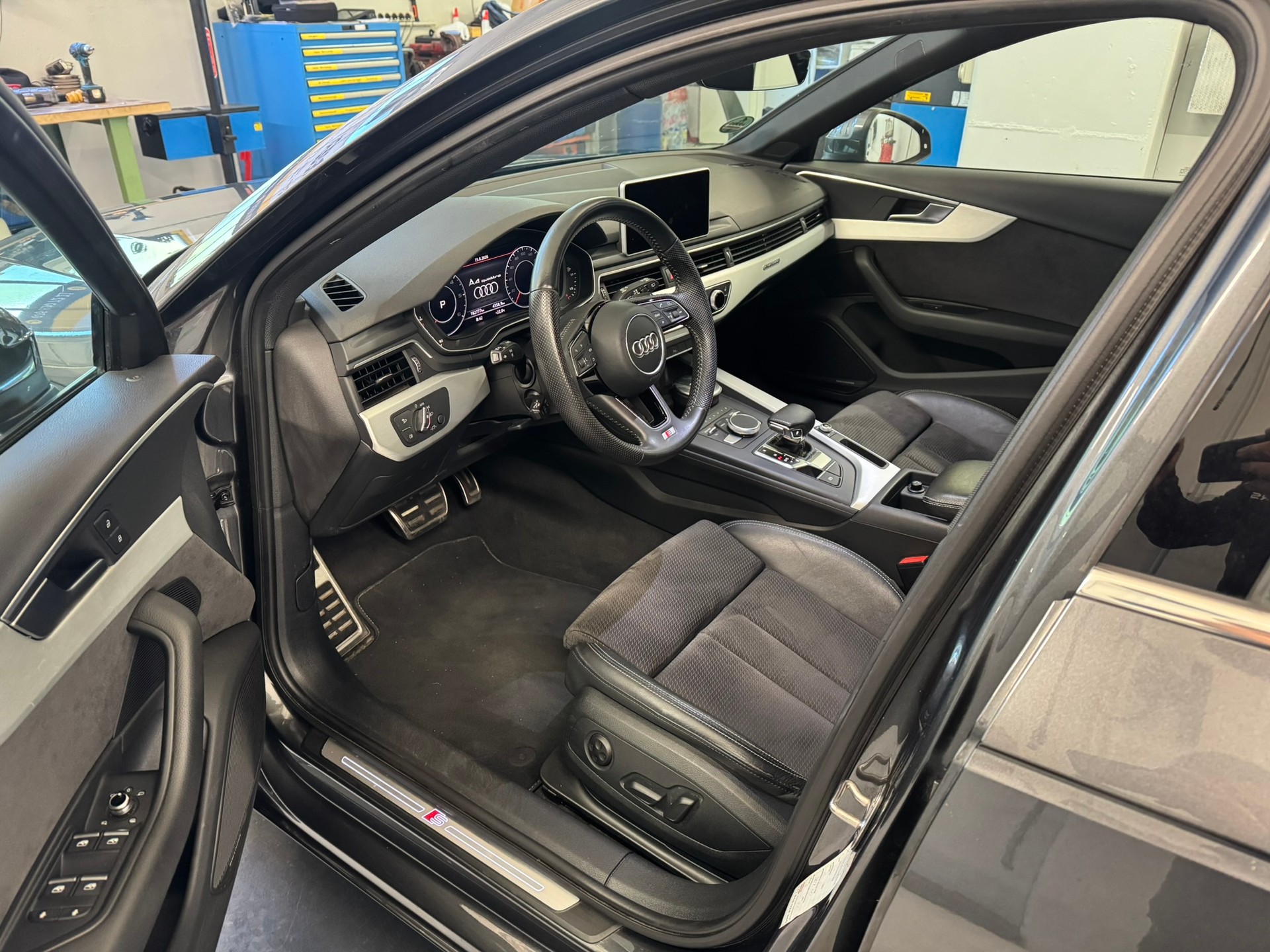 AUDI A4 Avant 2.0 TDI Design quattro S-tronic-image-7