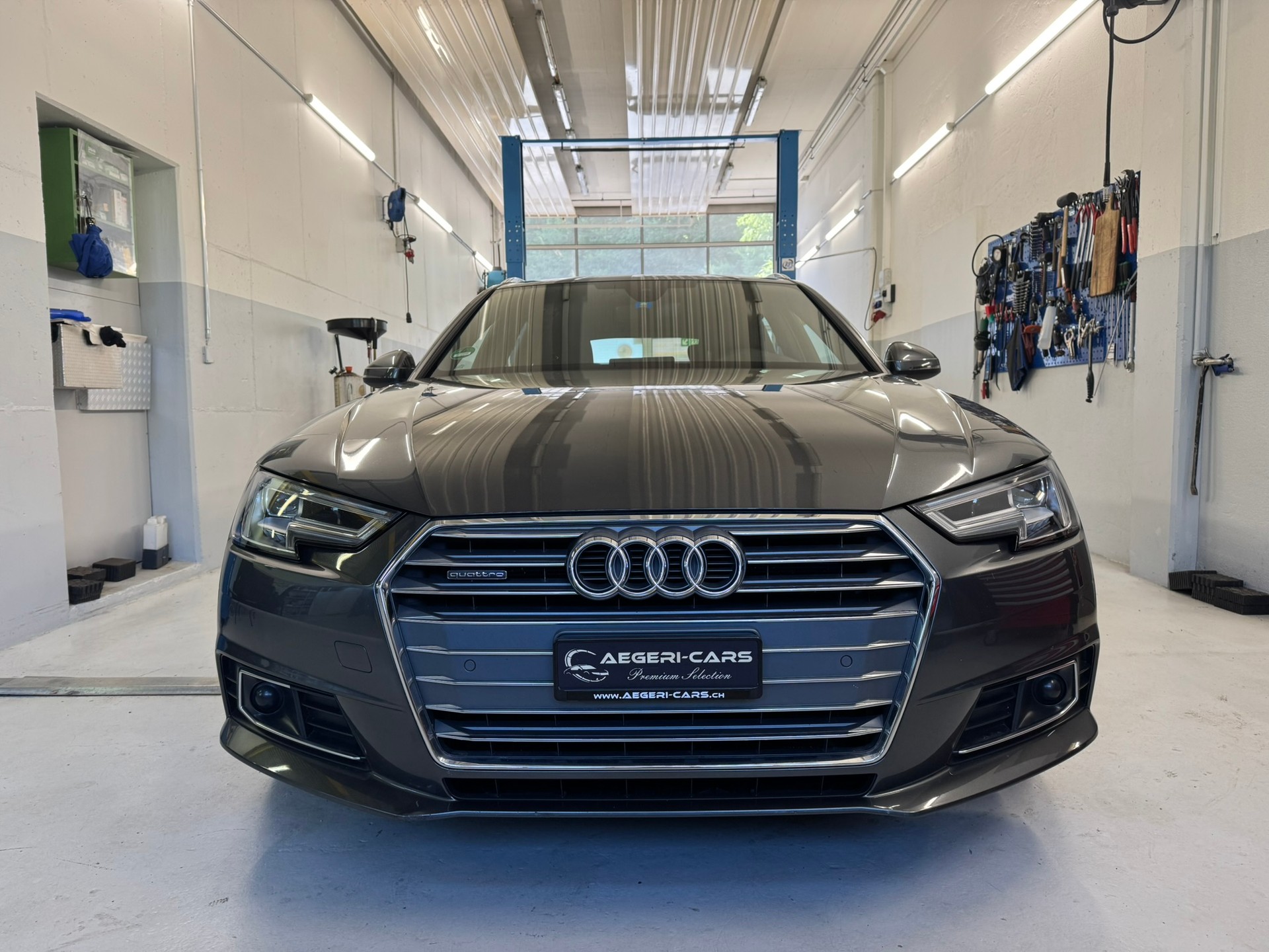 AUDI A4 Avant 2.0 TDI Design quattro S-tronic-showroom-element-1