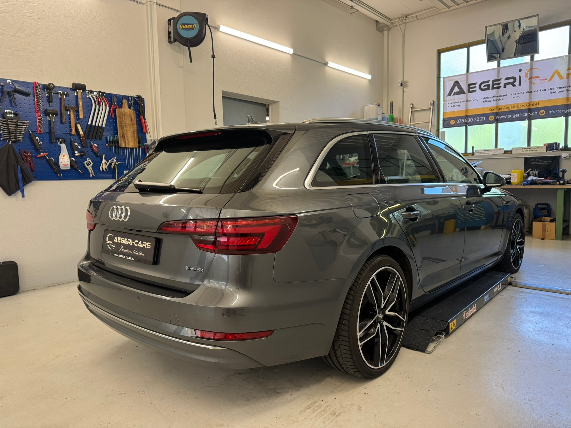AUDI A4 Avant 2.0 TDI Design quattro S-tronic-showroom-element-3
