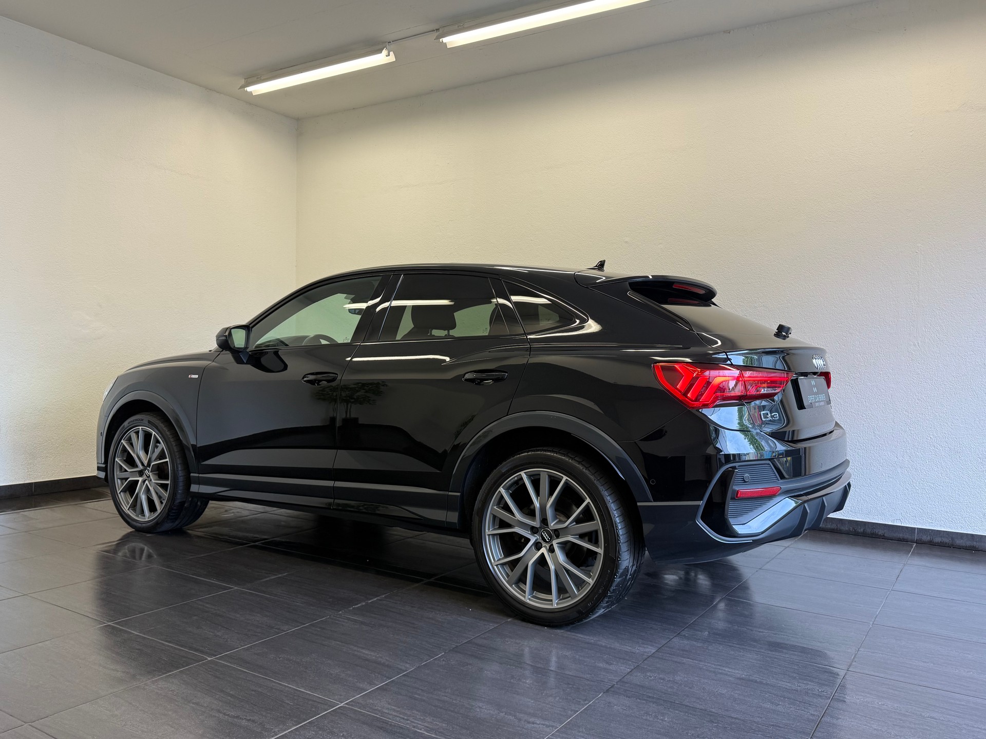 AUDI Q3 Sportback 45 TFSI S line quattro S-tronic-image-8