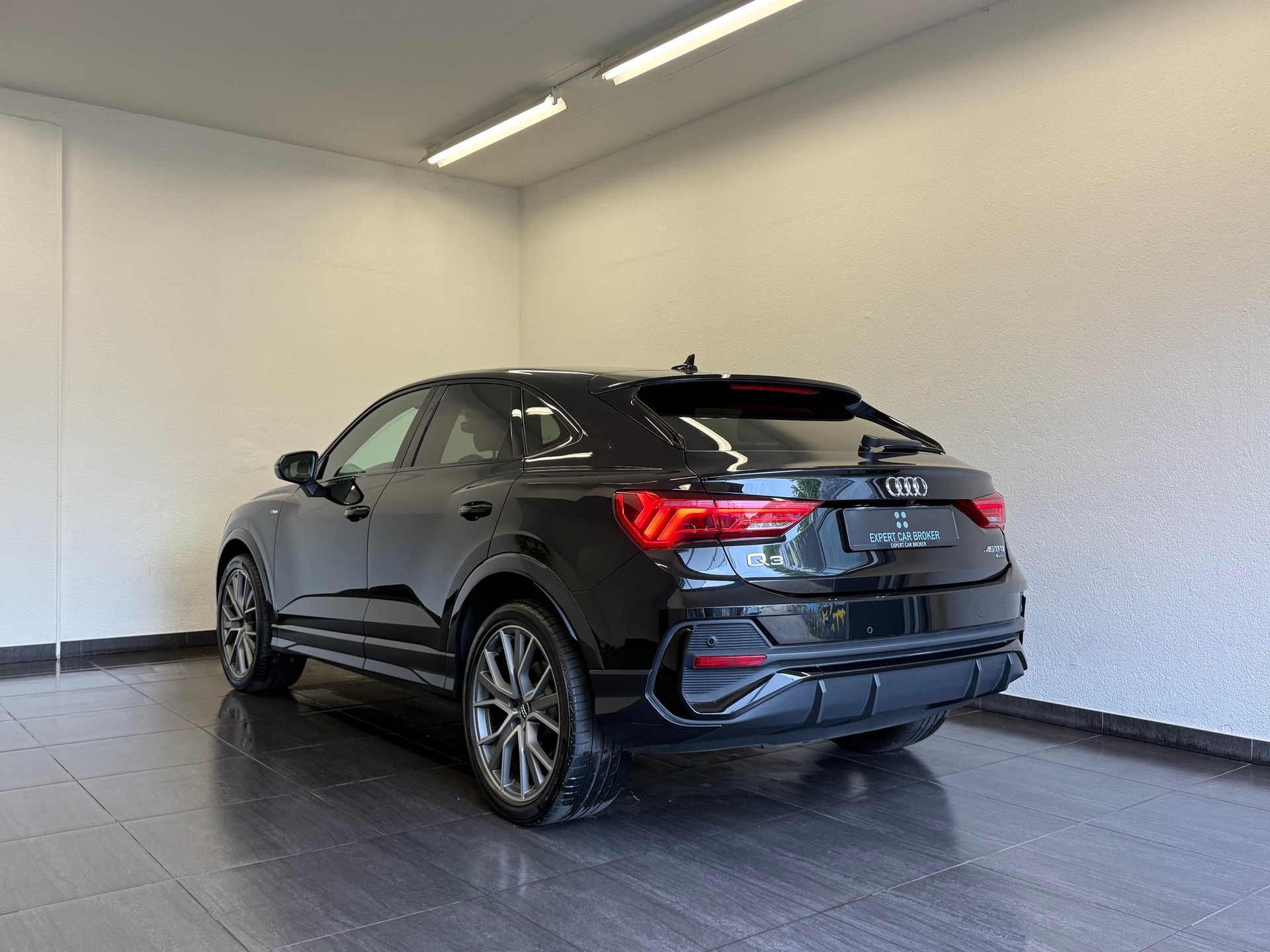 AUDI Q3 Sportback 45 TFSI S line quattro S-tronic-image-6