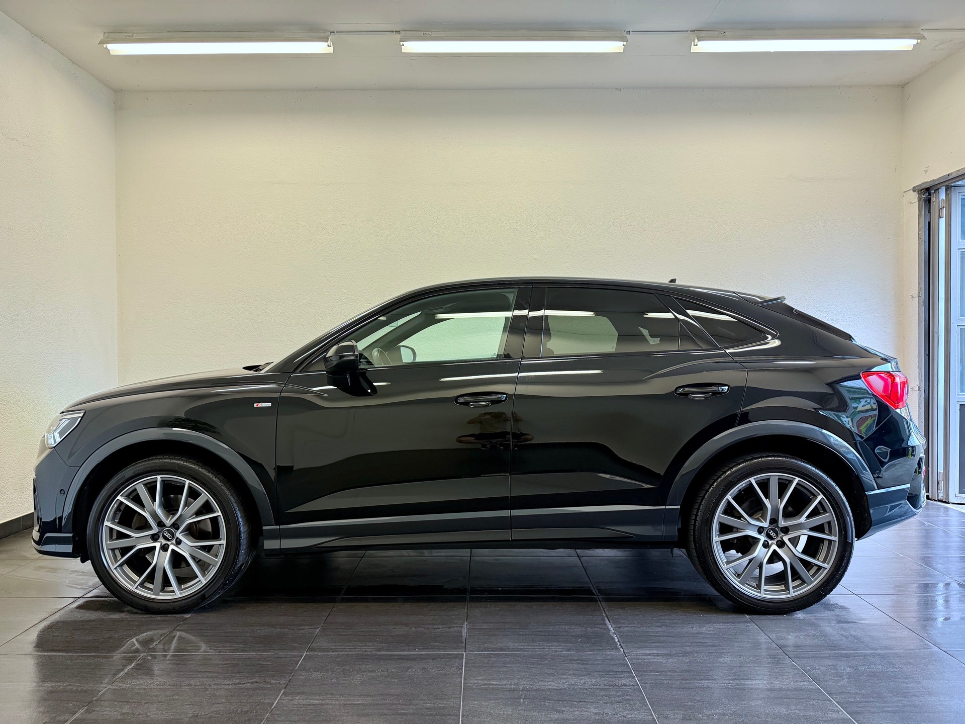 AUDI Q3 Sportback 45 TFSI S line quattro S-tronic-image-9