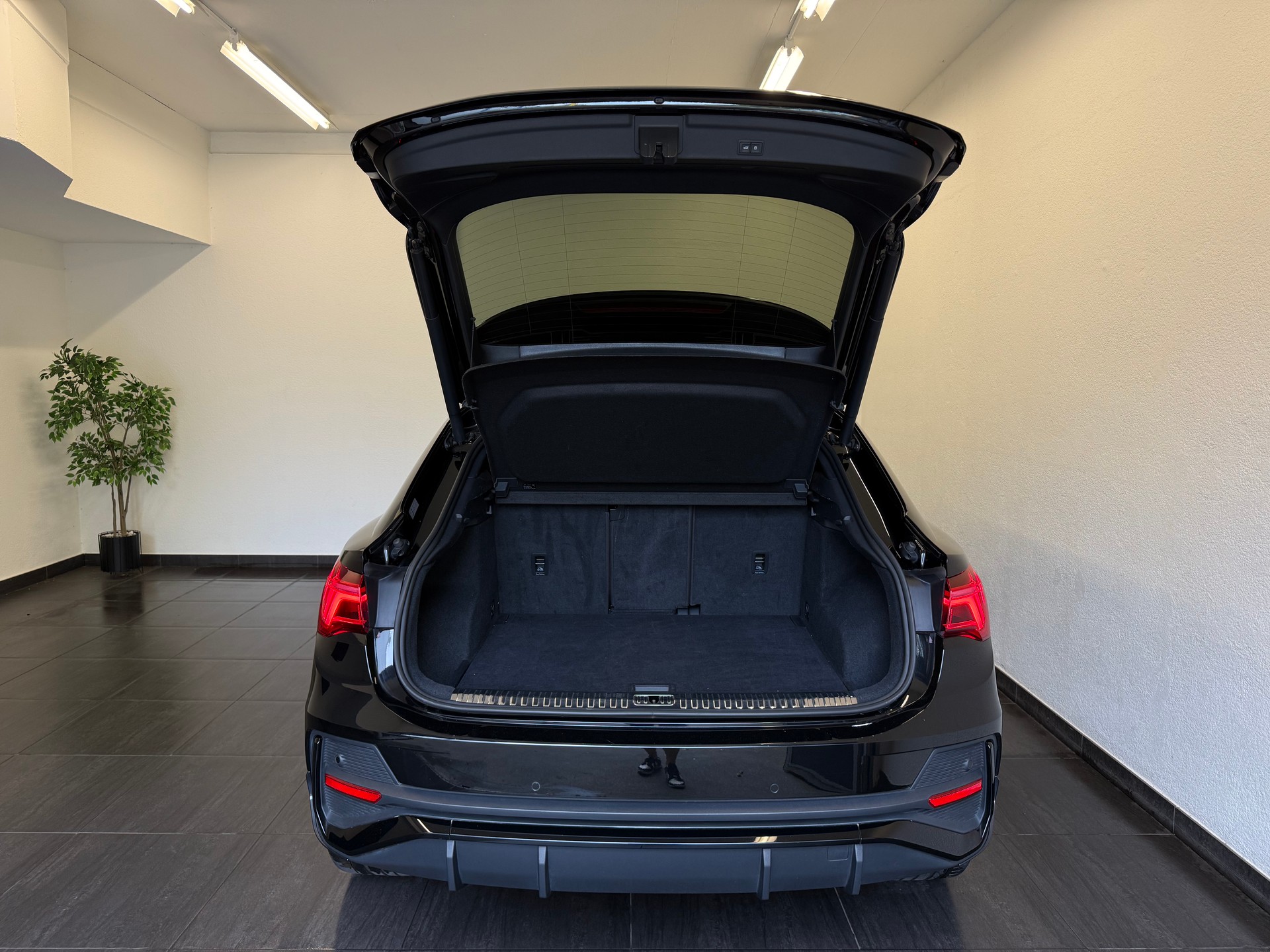 AUDI Q3 Sportback 45 TFSI S line quattro S-tronic-image-11