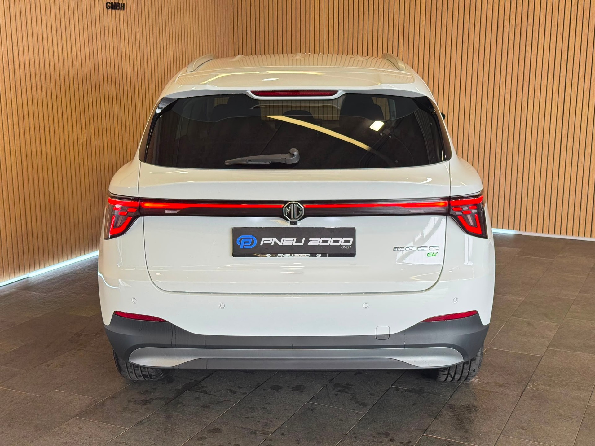MG S5 EV 64kWh Luxury-showroom-element-3