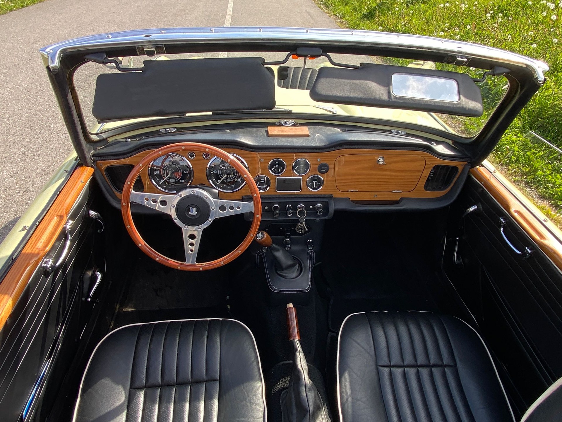TRIUMPH TR4A-showroom-element-2